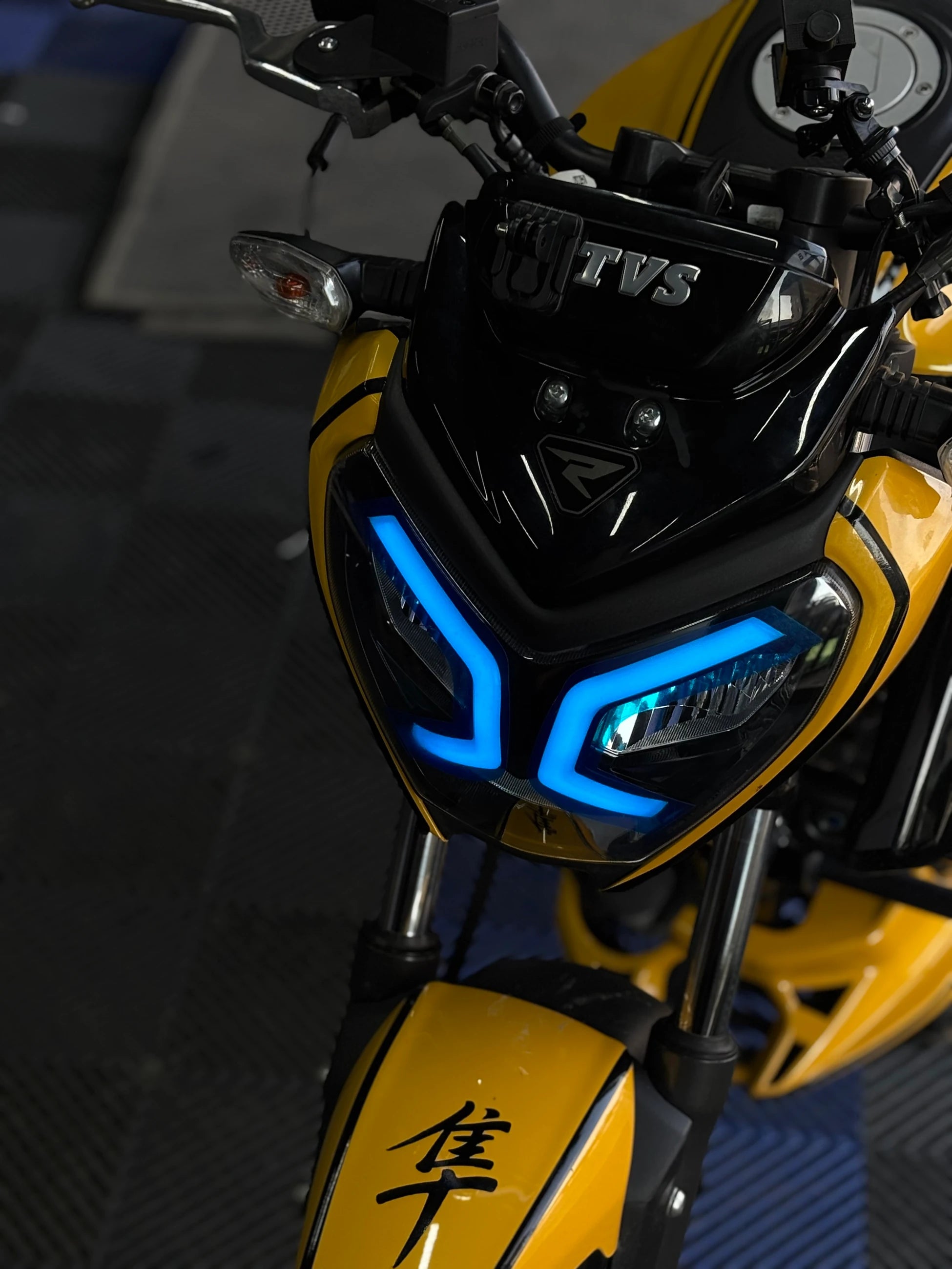 TVS Raider 125 için Açık Mavi Far Filmi Sticker Etiket