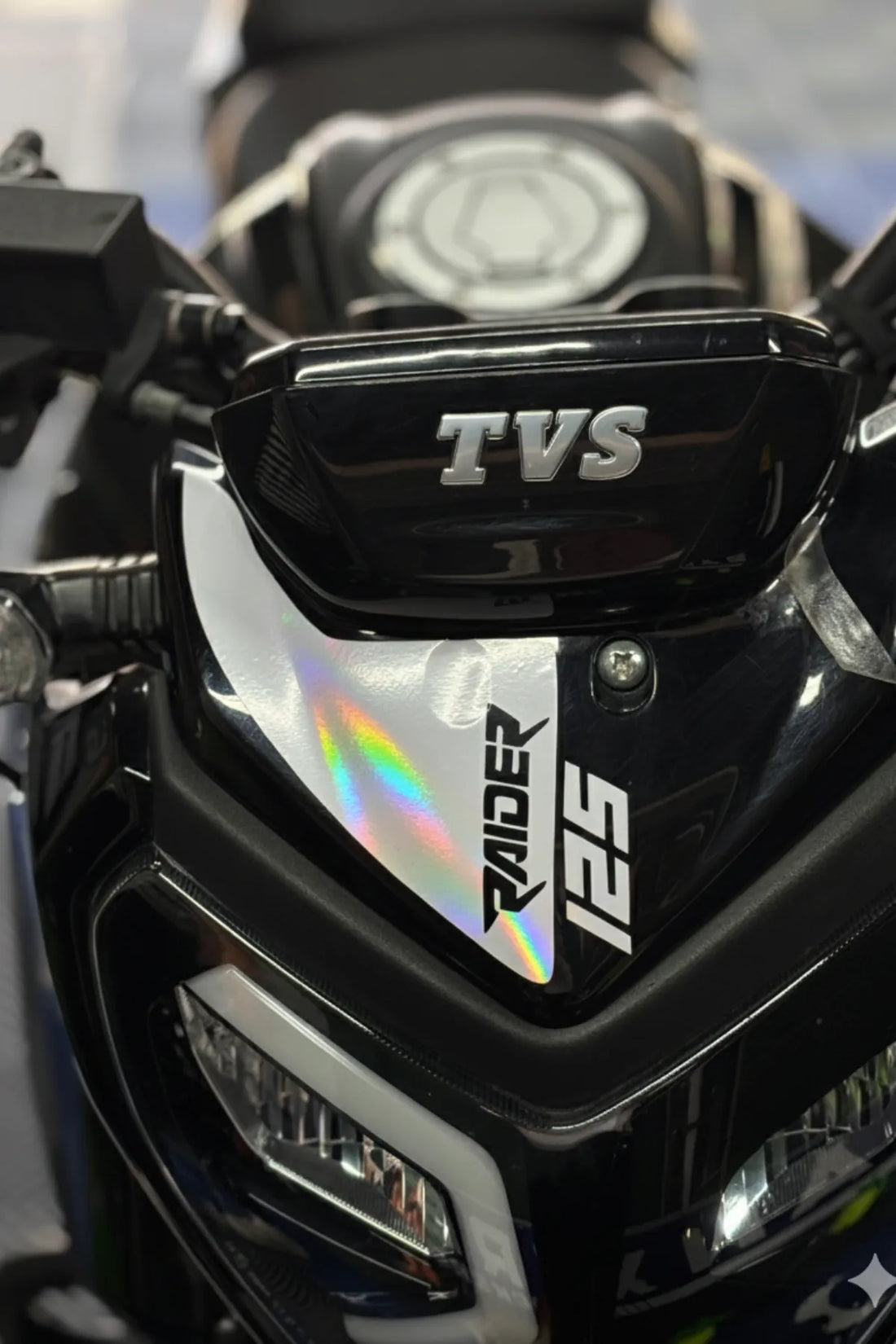 TVS Raider 125 için Hologramlı Raider 125 Yazılı Kafa Detay Sticker Etiket
