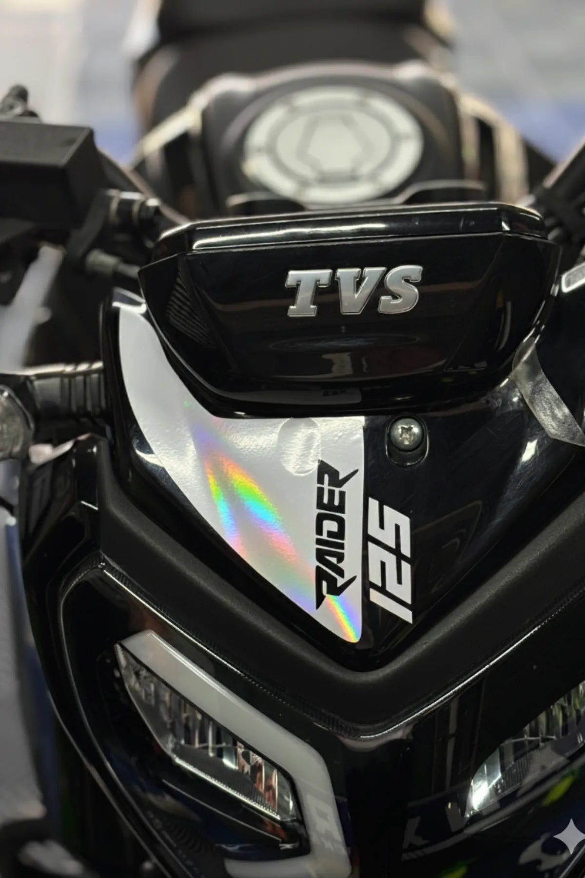 TVS Raider 125 için Hologramlı Raider 125 Yazılı Kafa Detay Sticker Etiket