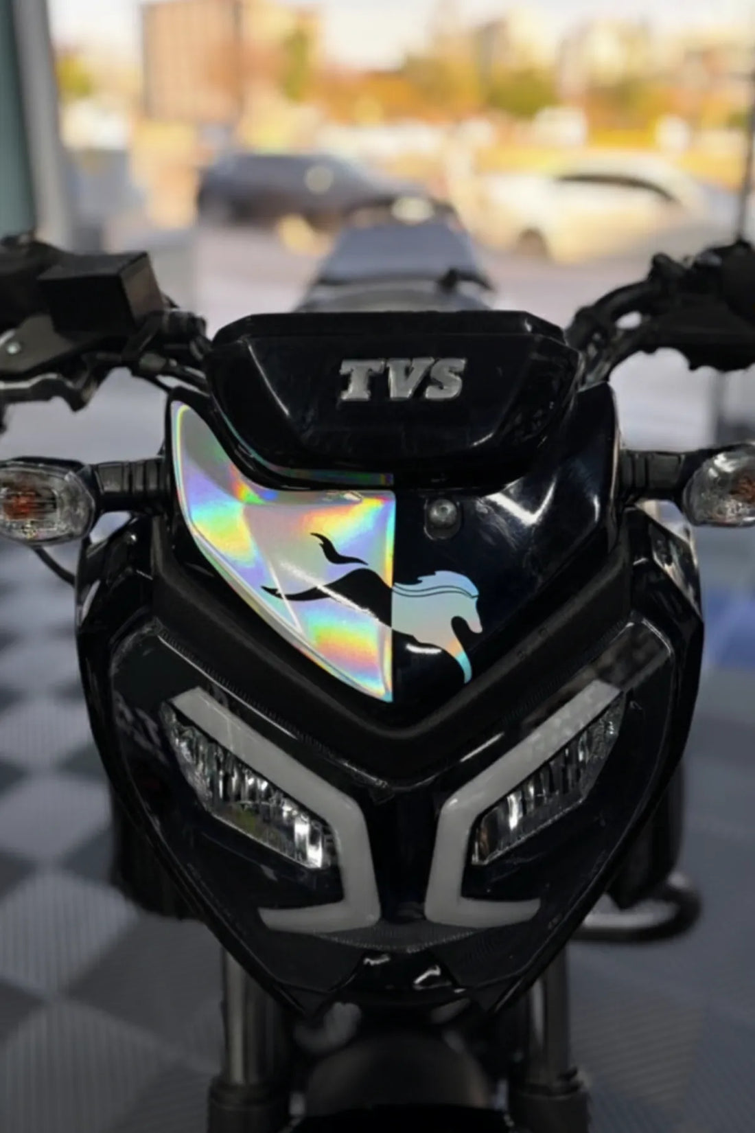 TVS Raider 125 için Hologram At Desenli Kafa Detay Sticker