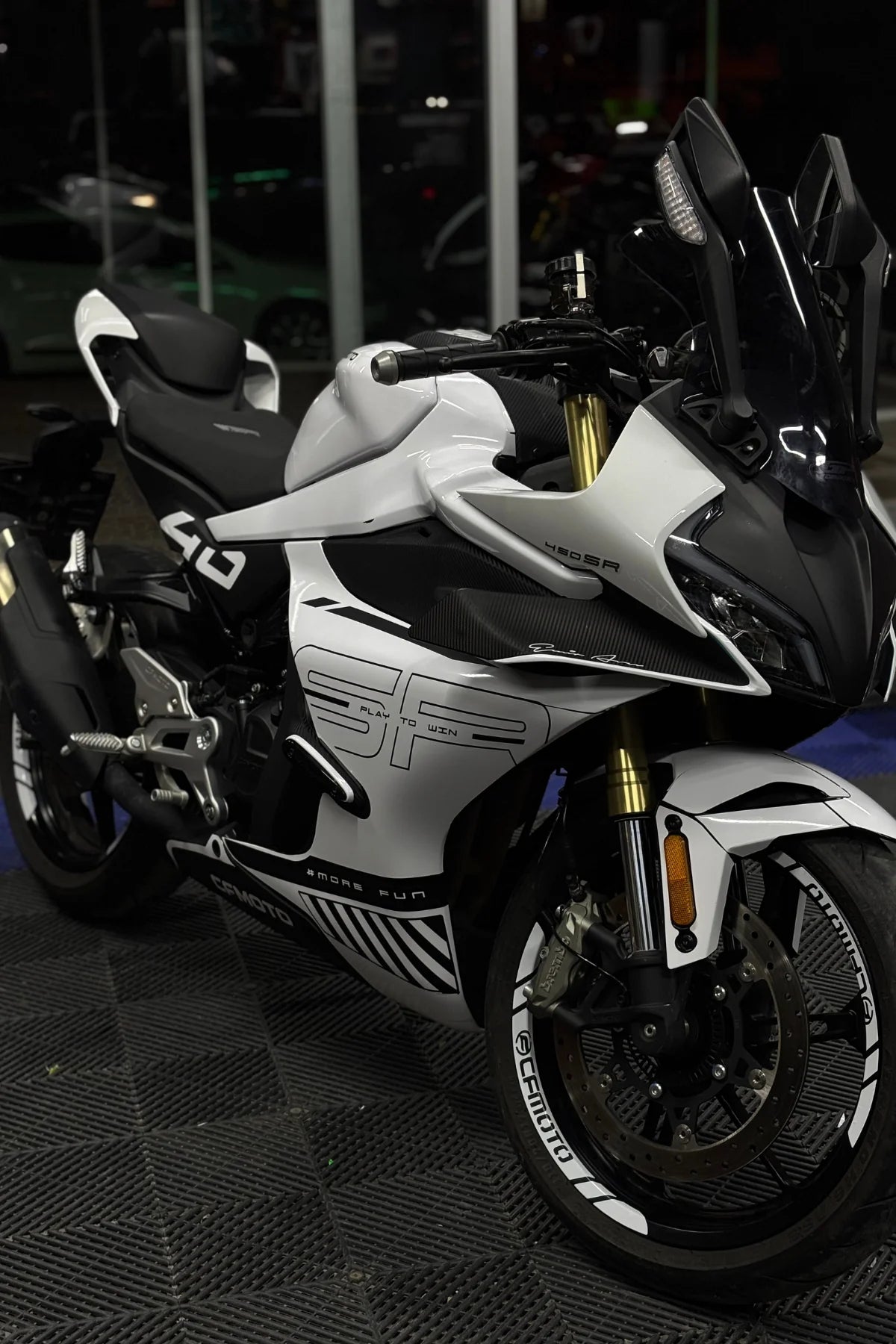 CFMOTO 450SR için Komple Beyaz Kaplama üstüne Siyah Detaylar Kaplama Seti