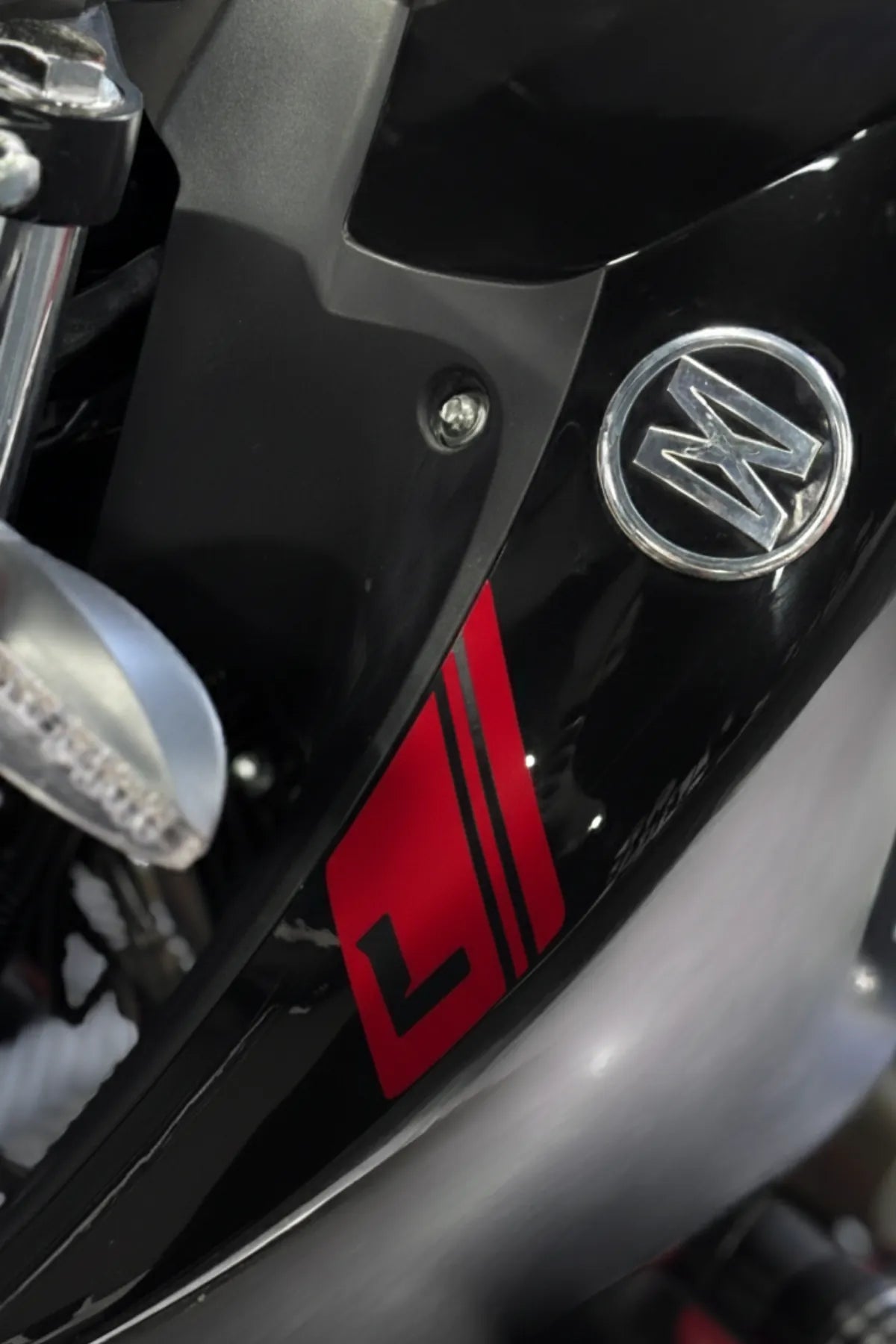 Mondial Drift-L için Logo Önü L Harfi Detaylı Sticker Seti (Sağ ve Sol)