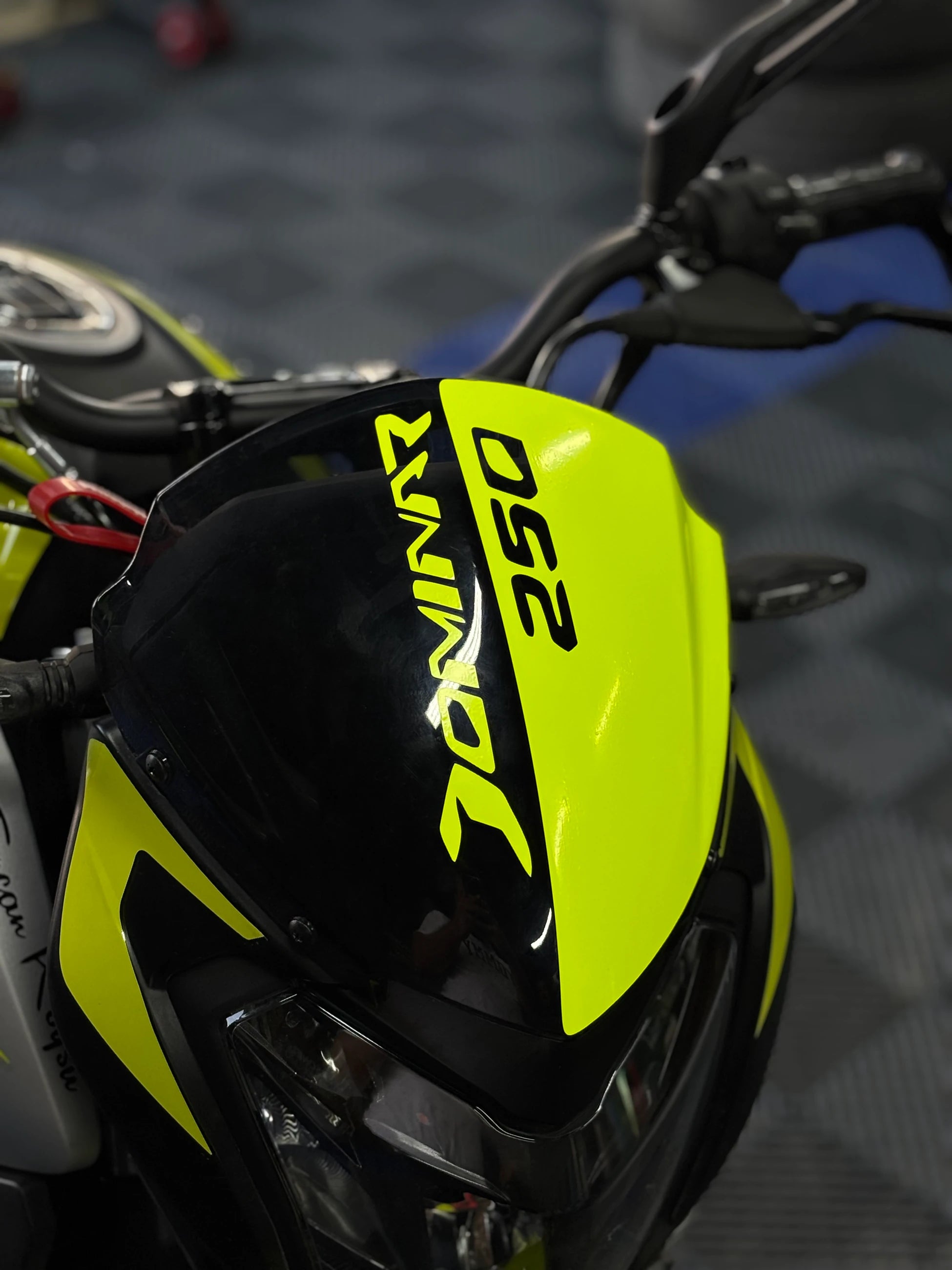 Bajaj Dominar 250 için Neon Sarı Kafa Sticker Etiket