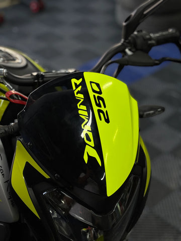 Bajaj Dominar 250 için Neon Sarı Kafa Sticker Etiket