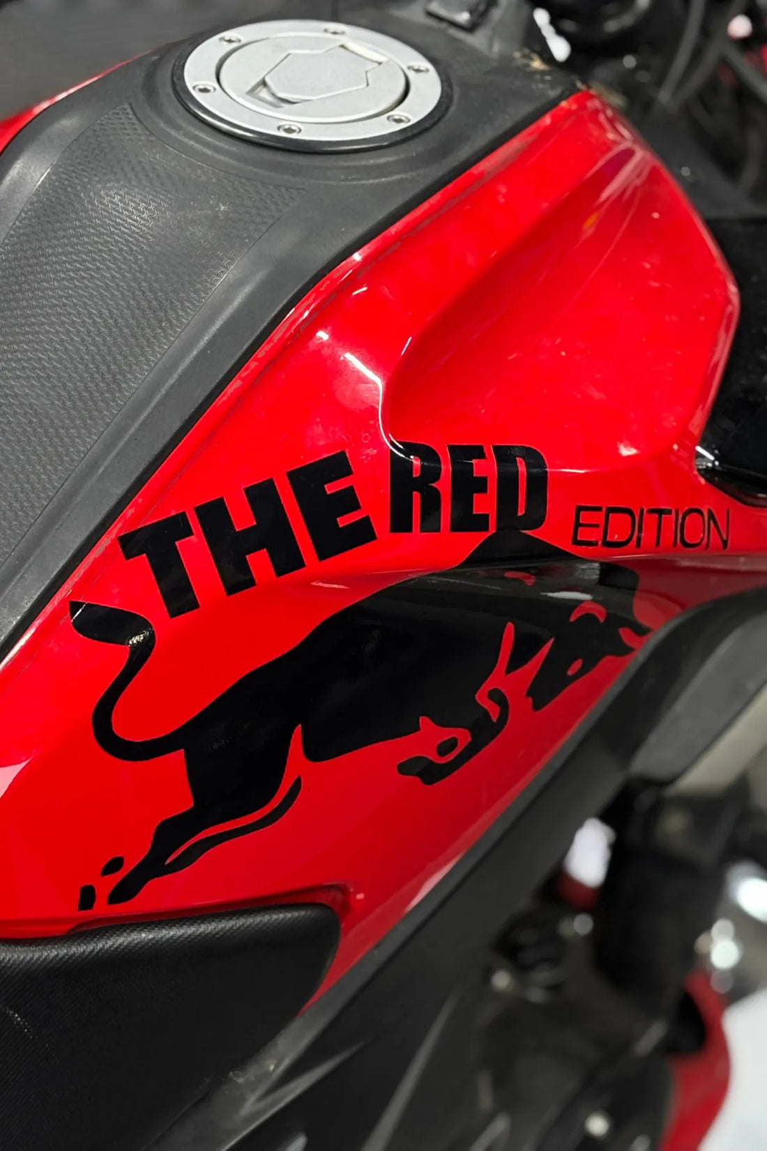 TVS Raider 125 için Siyah Renk Redbull Red Edition Sticker Seti