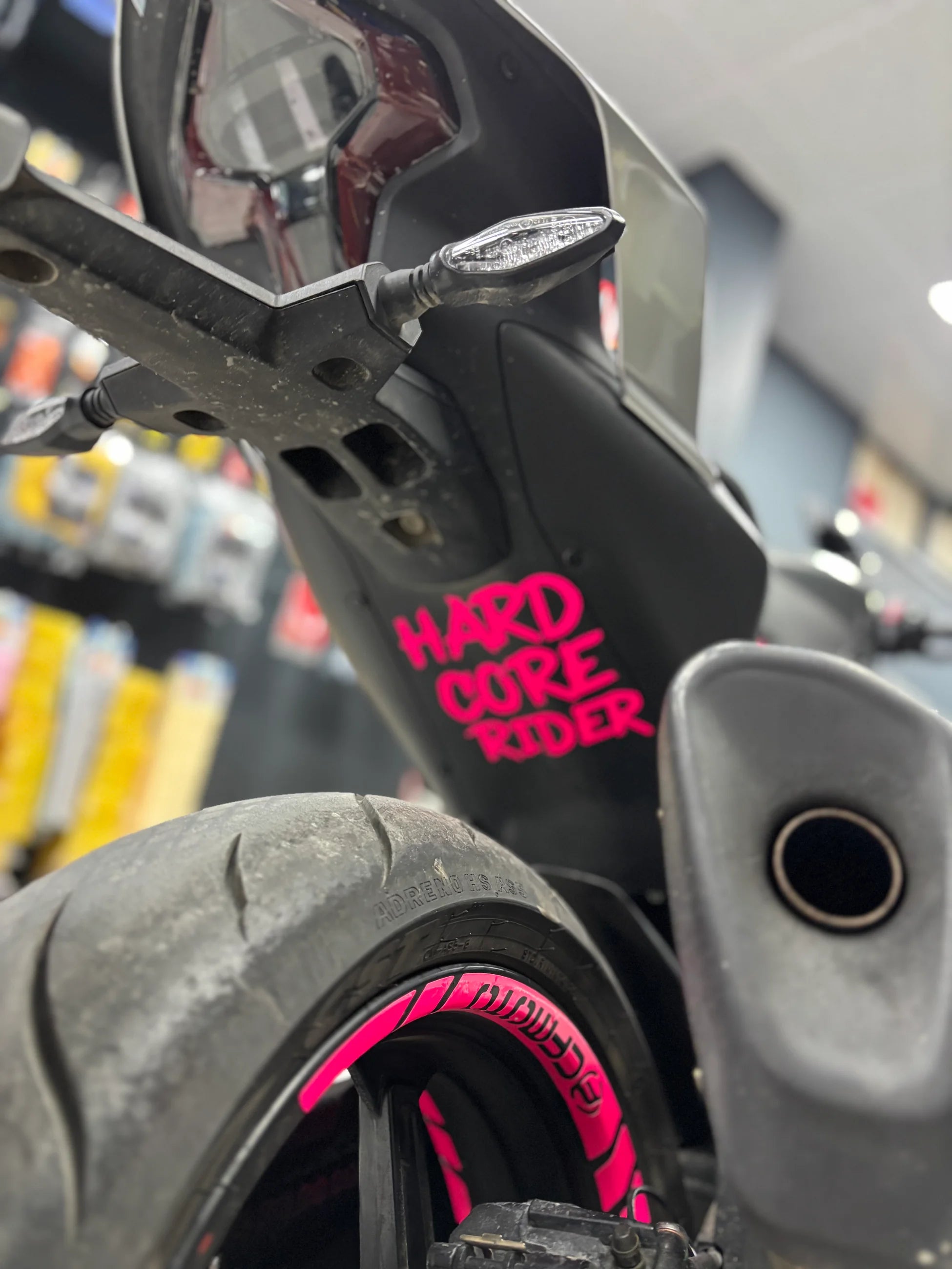 Motosiklet Sele altı ve Depo için Neon Pembe Hardcore Rider Sticker (15CMx12CM)