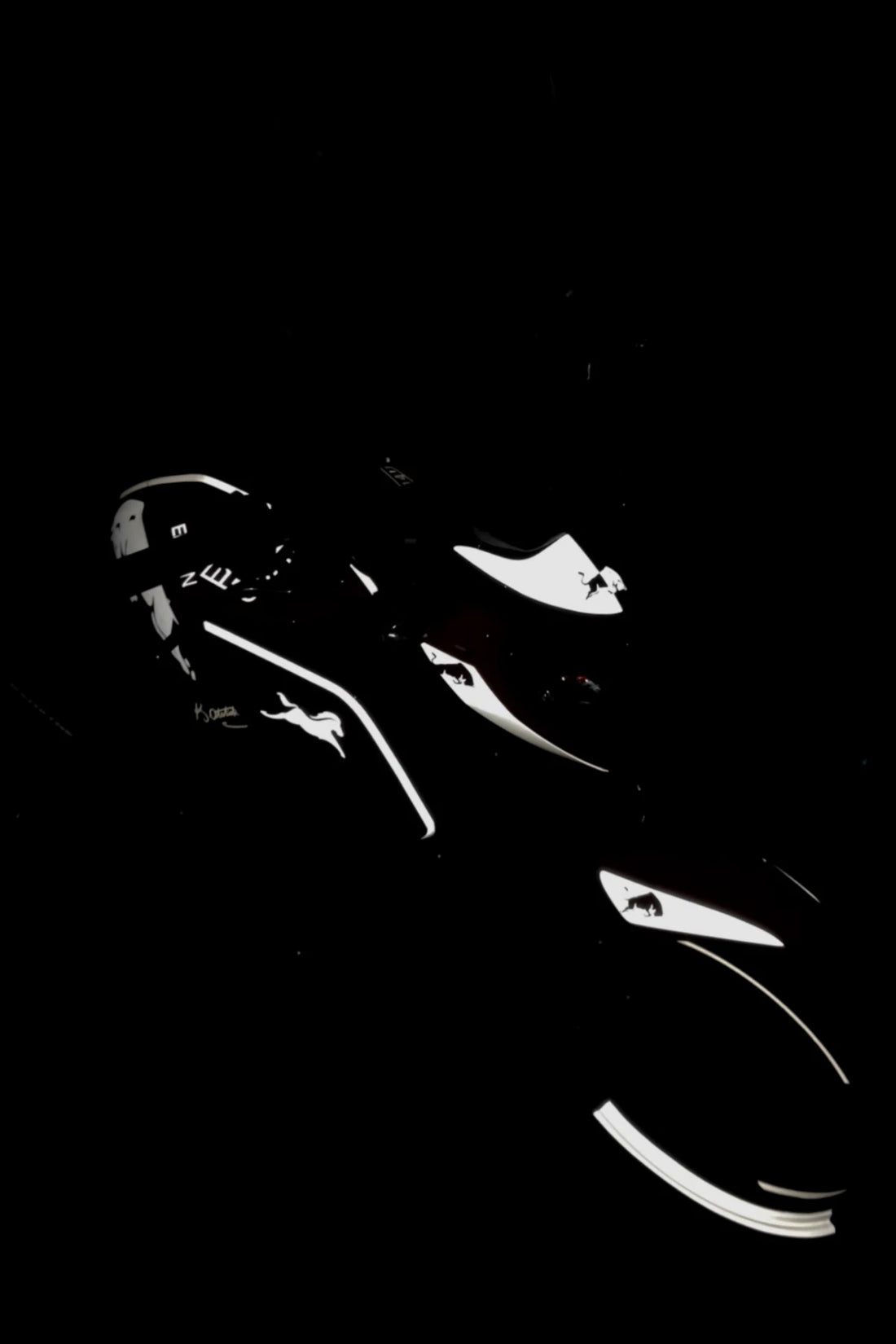 TVS Raider için Reflektörlü Beyaz Renk Komple Redbull Temalı Sticker Seti