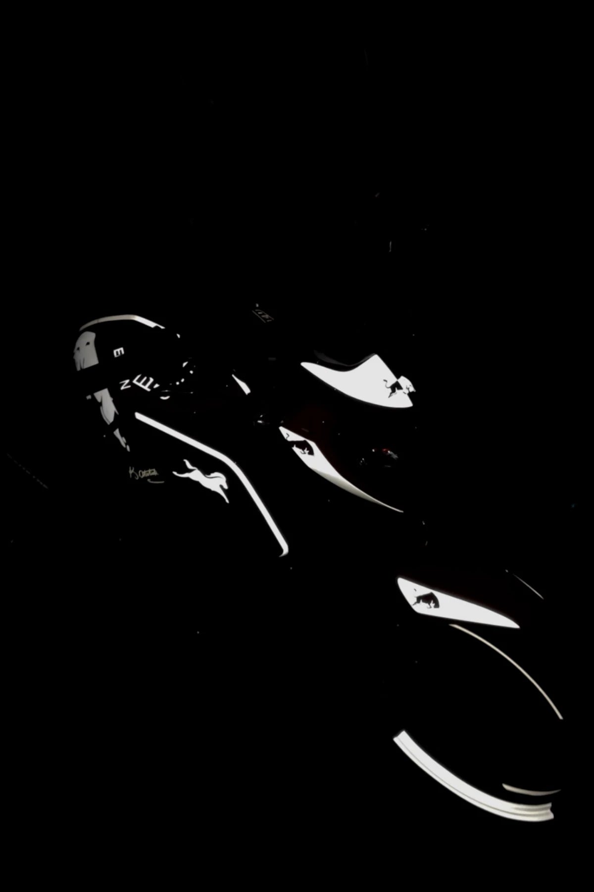 TVS Raider için Reflektörlü Beyaz Renk Komple Redbull Temalı Sticker Seti