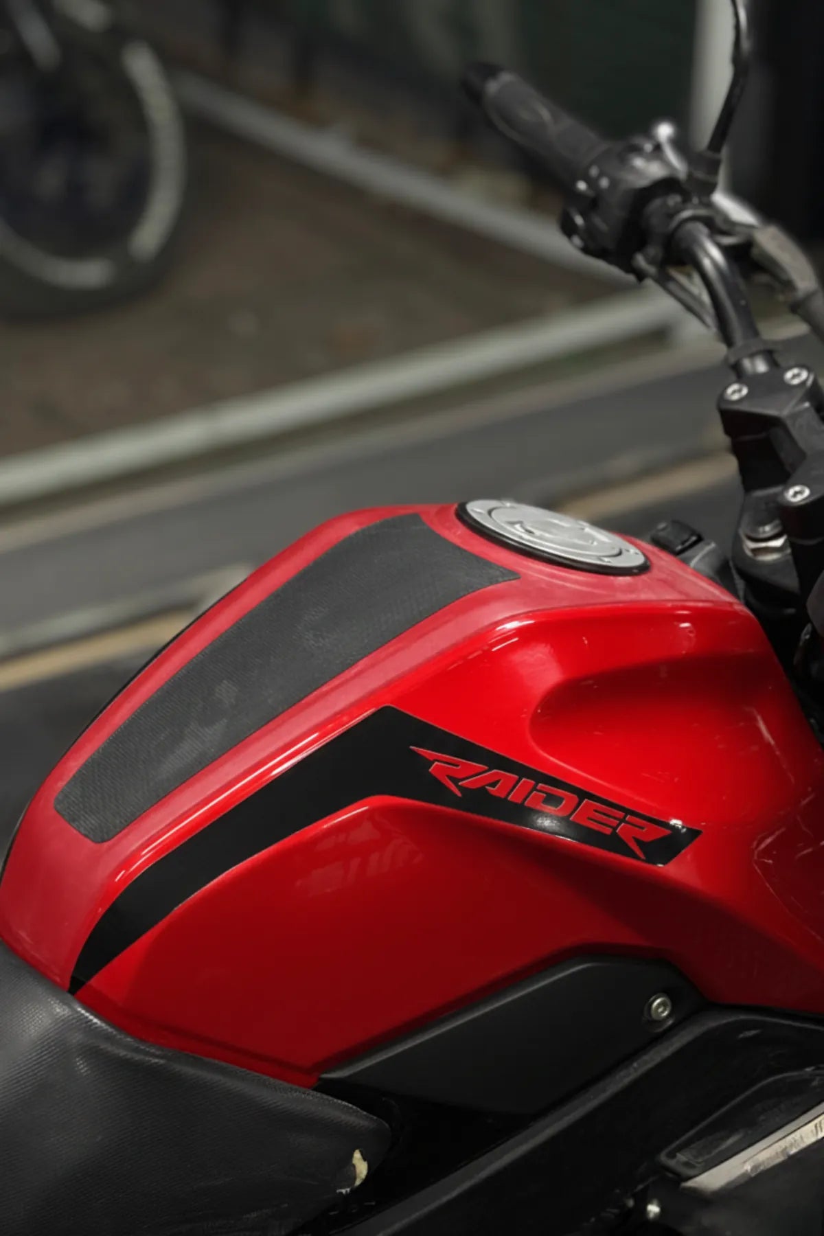 TVS Raider 125 için Siyah Renk Depo Kordon Sticker Seti (Sağ ve Sol)