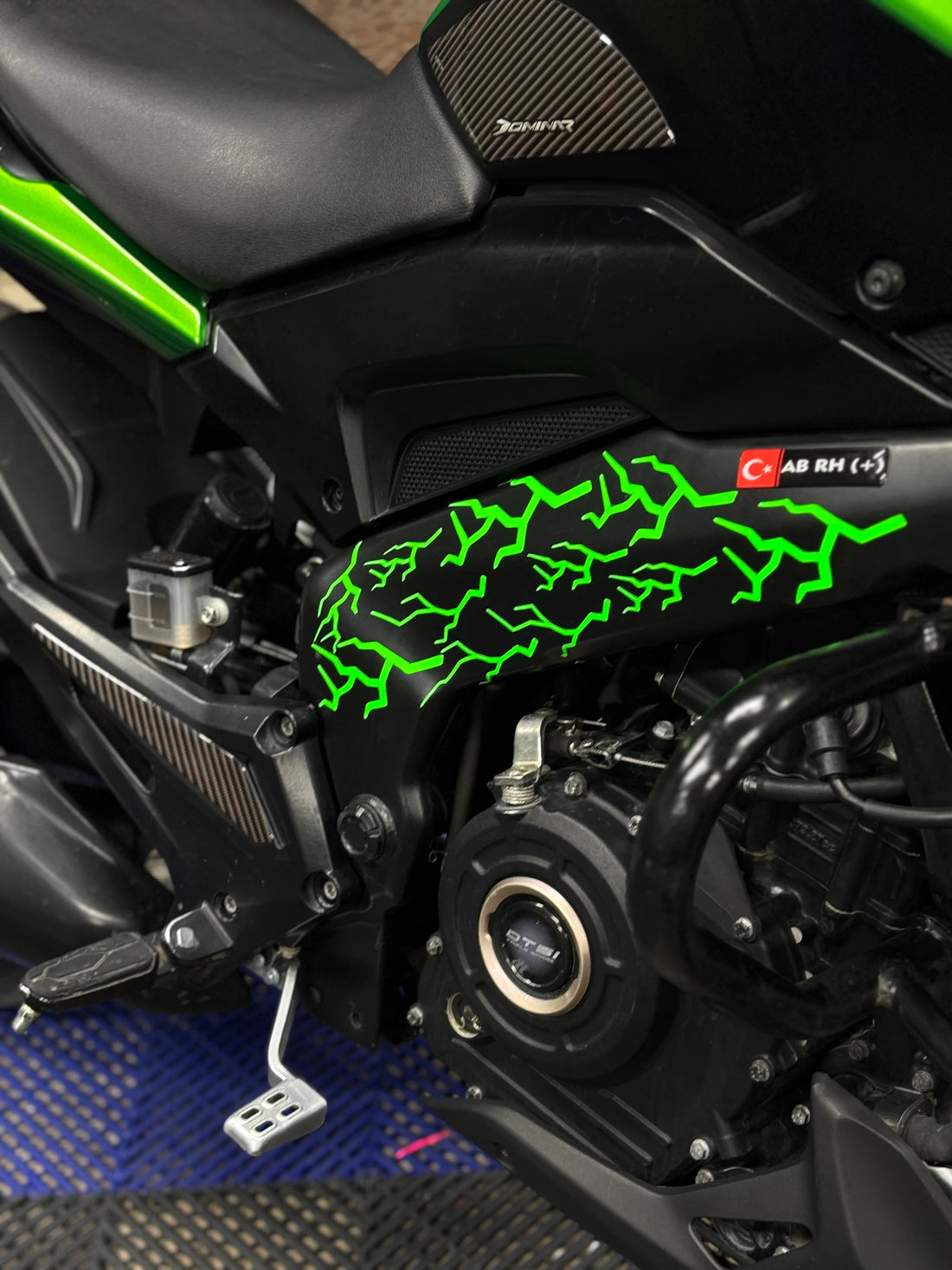 Motosiklet ve Kask için Neon Yeşil Yıldırım Sticker Etiket (16 Parça)