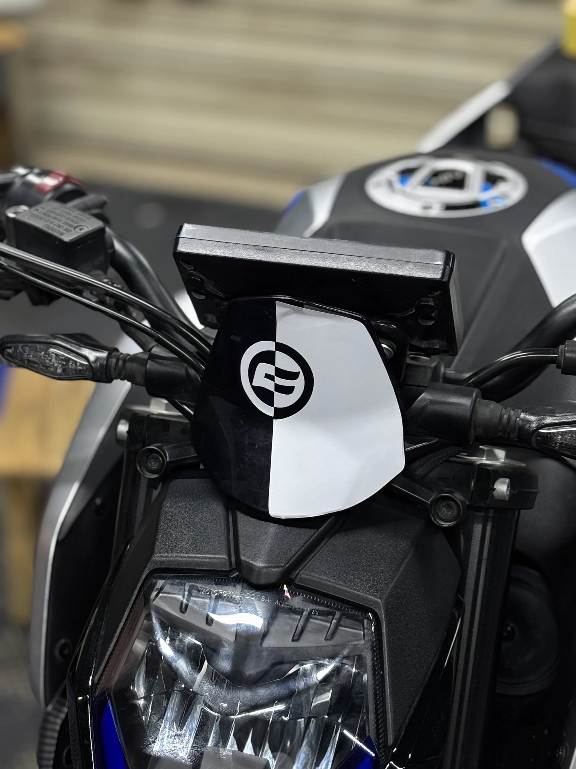 CFMOTO NK250 için Beyaz Renk CF Logolu Sticker Etiket