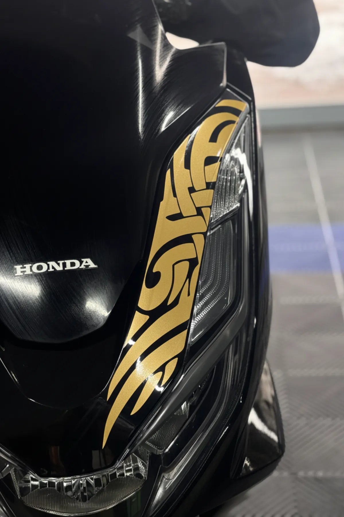 Honda PCX için Far Üstü Tribal Desen Sticker Gold Renk