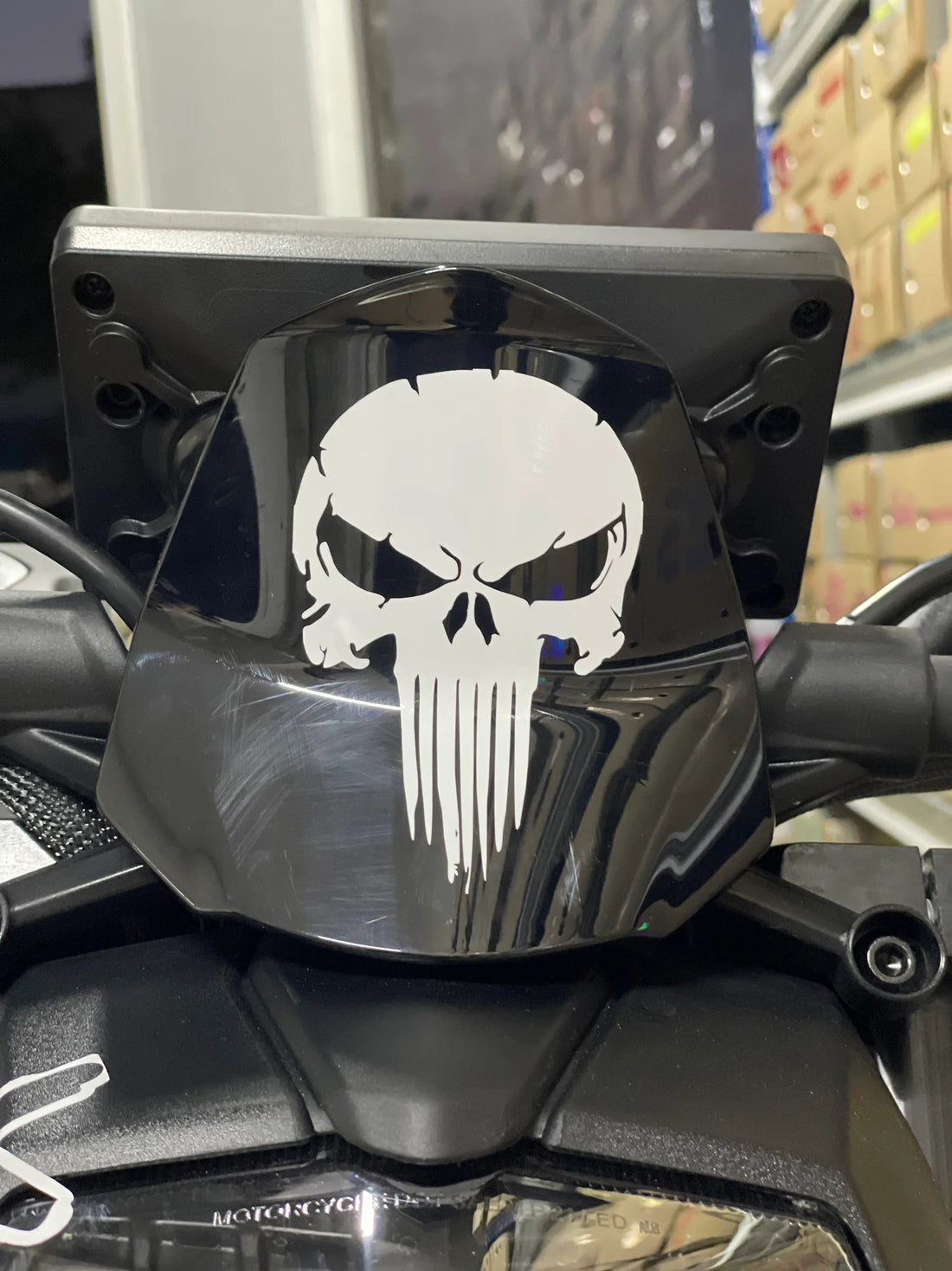 Motosiklet ve Kask için Beyaz Renk Punisher Kurukafa Sticker Etiket (12CMx8CM)