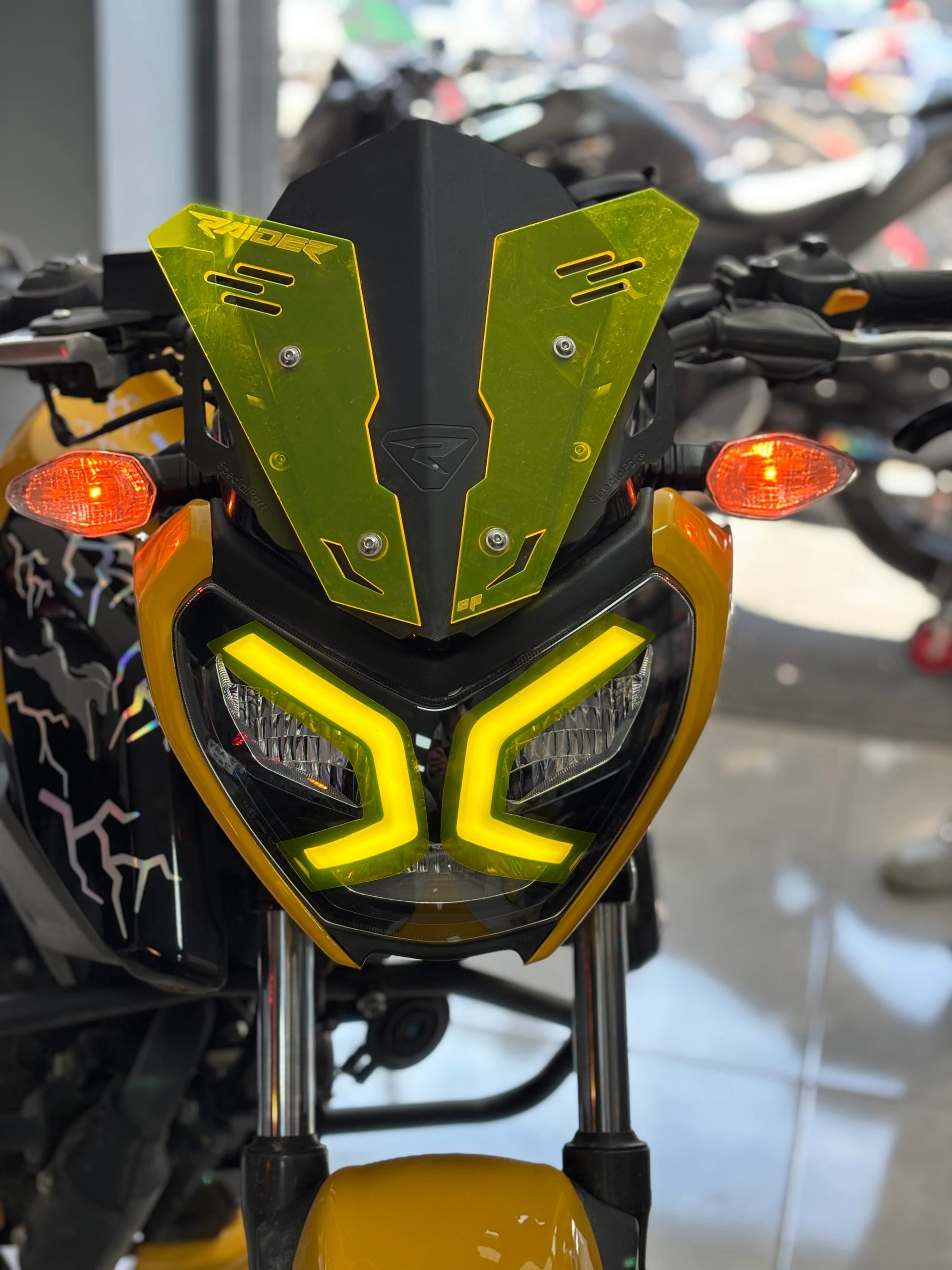 TVS Raider için Renkli Far Filmi Sticker Etiket