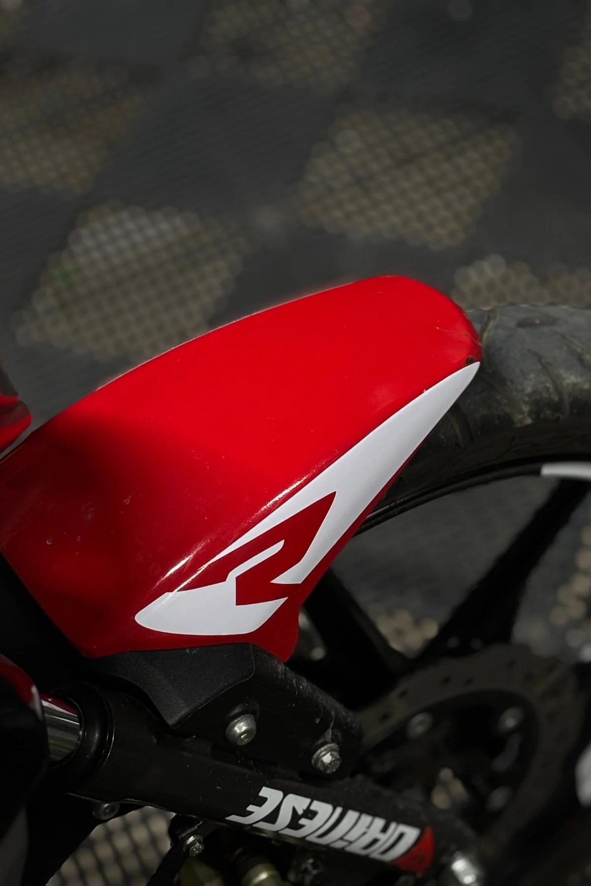 TVS Raider için Çamurluk Kenarları için R Logolu Sticker Etiket (Sağ ve Sol)