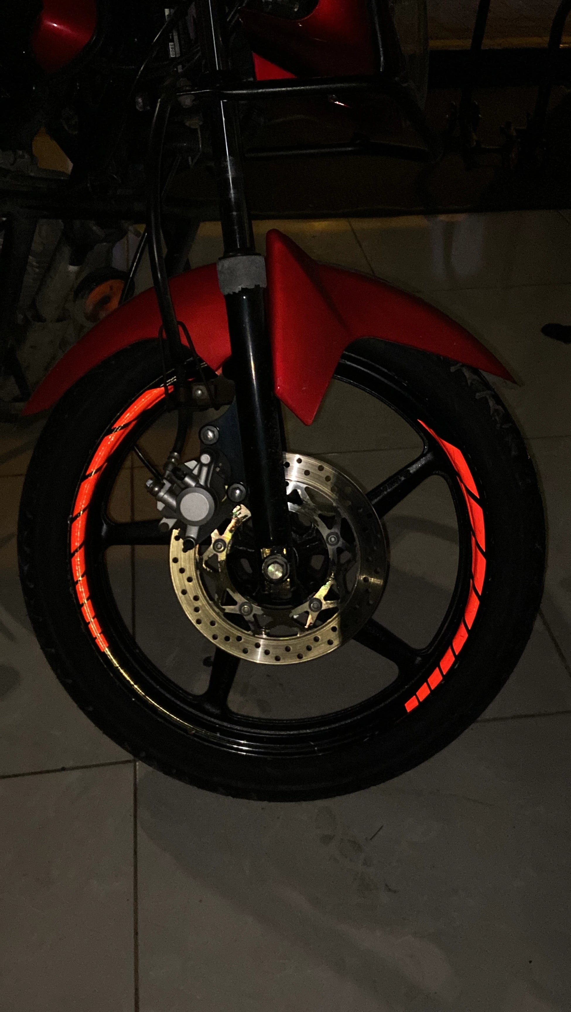 Motosiklet Jantı için 17 Inch Tüm Jantlara Uyumlu Reflektörlü Kırmızı Jant Şeridi (8 Parça)