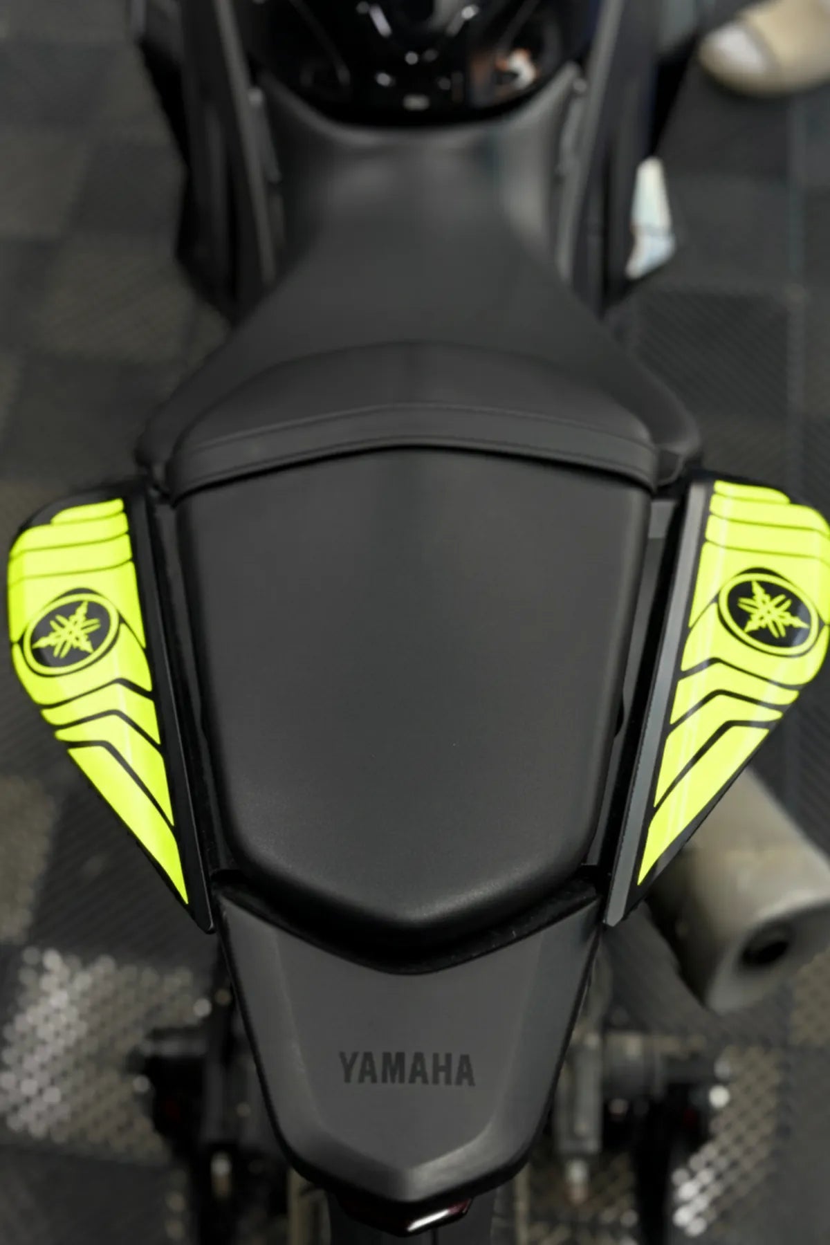 Yamaha R25 Yeni Kasa için Neon Sarı Kuyruk Sticker Etiket (Sağ ve Sol)