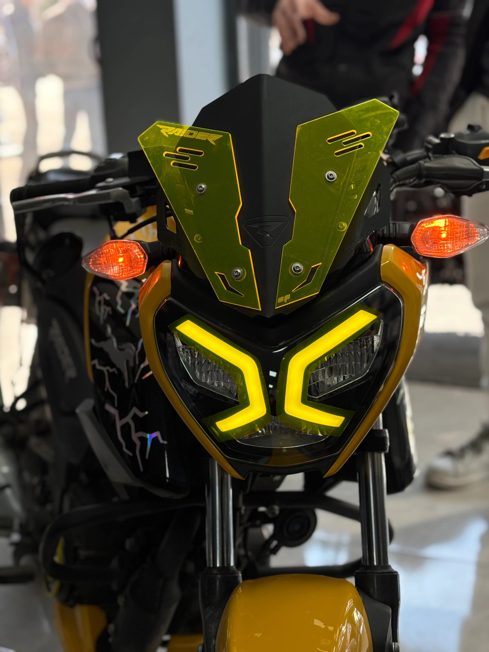 TVS Raider için Renkli Far Filmi Sticker Etiket