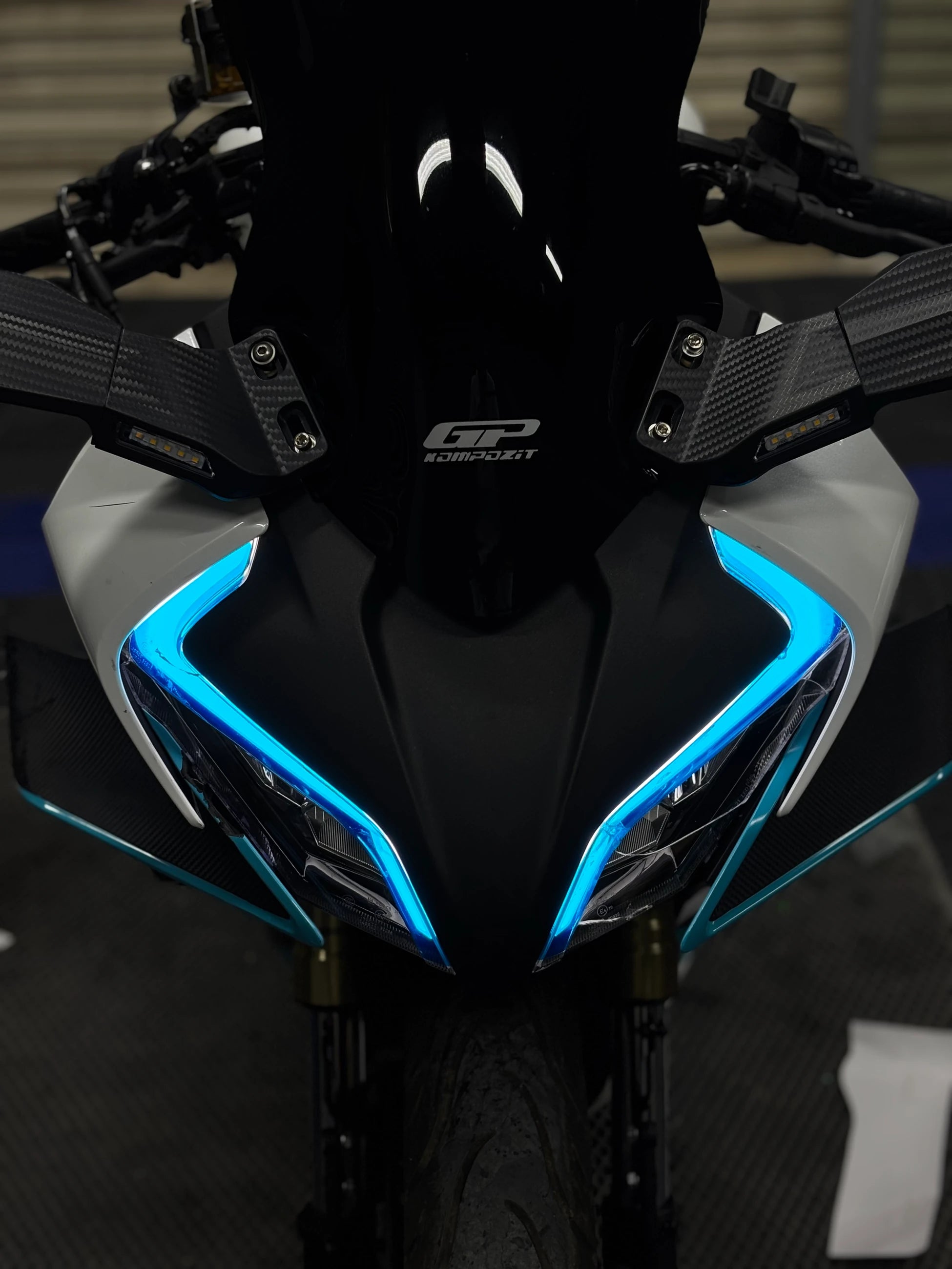 CFMOTO 450SR için Açık Mavi Far Filmi Sticker Etiket (Sağ ve Sol)