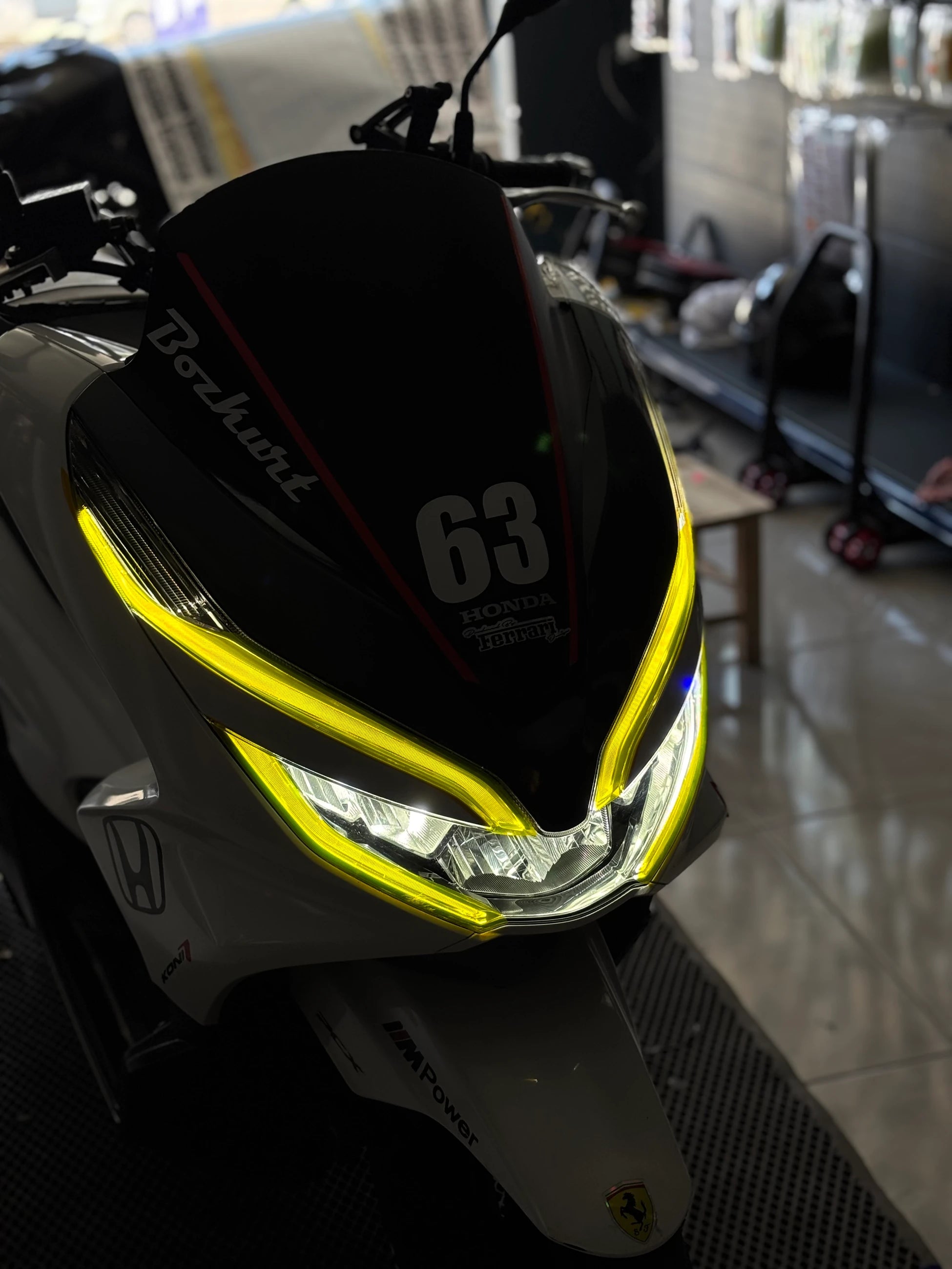 Honda PCX için Sarı Renk  Far Filmi Sticker Seti (2018-2019-2020 Yılları için)