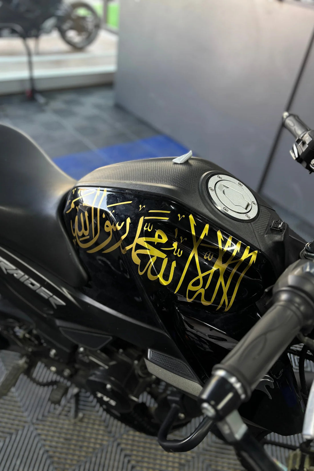 TVS Raider 125 için Gold Renk Kelime-i Tevhid Sticker Etiket (40CM)