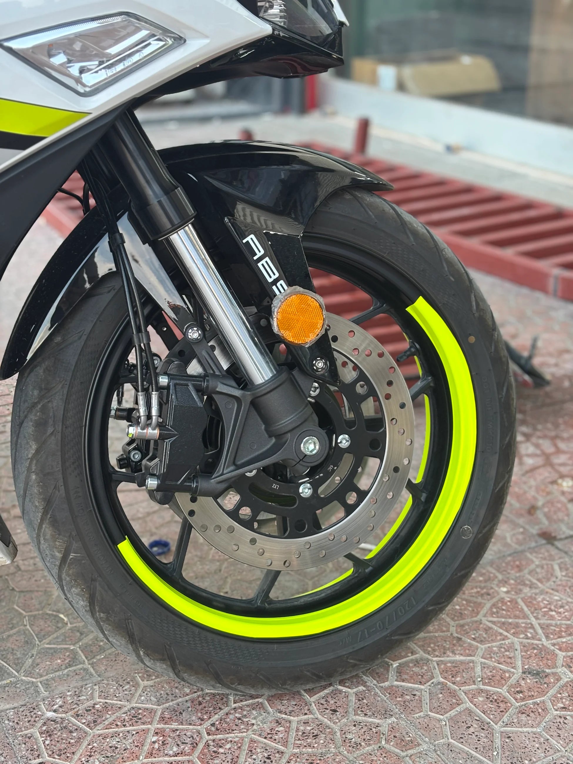 Motosiklet Jantı için 17 Inch Motorlara Uyumlu Neon Sarı Yarım Jant Sticker Seti (4 Parça)