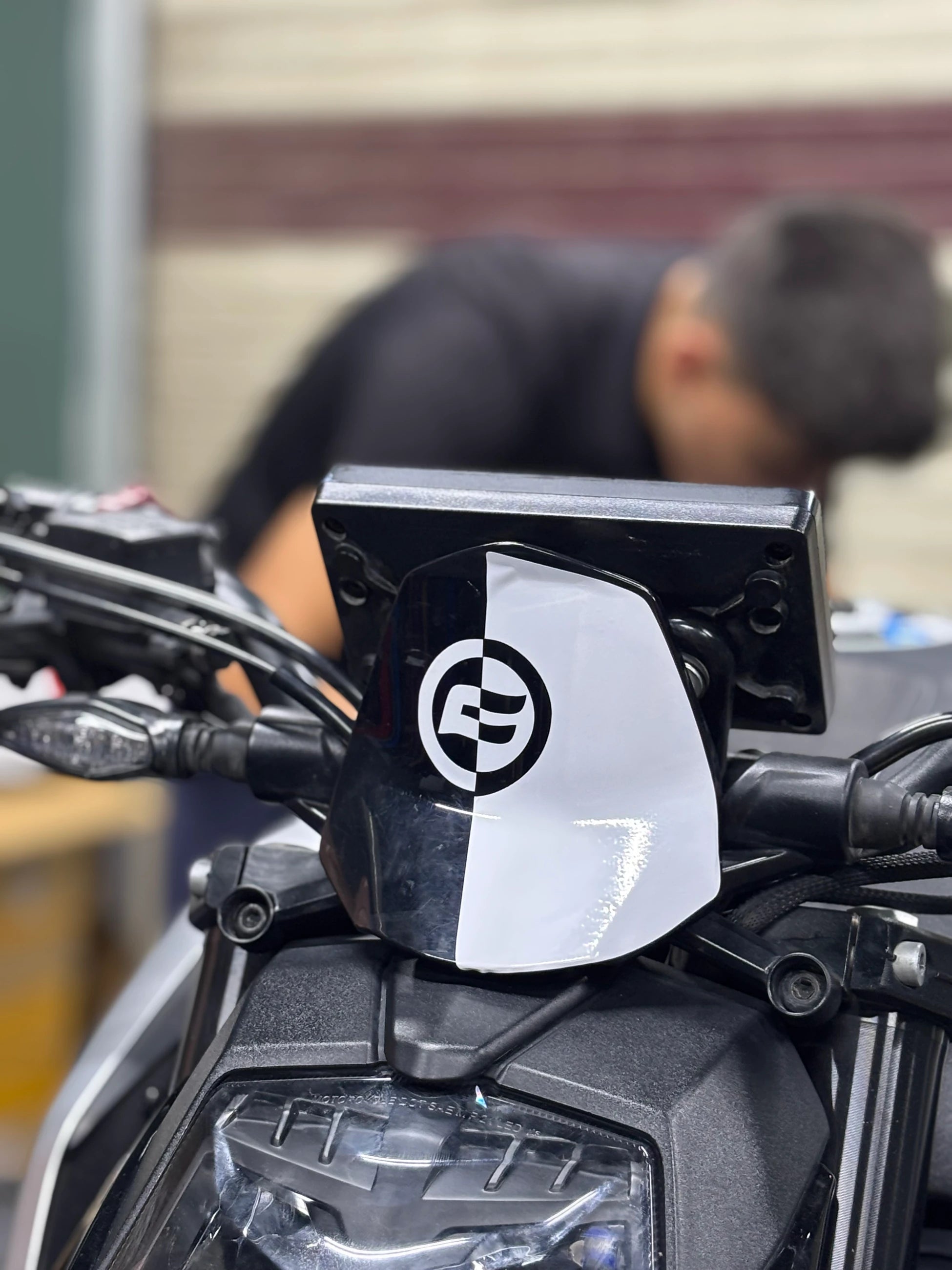 CFMOTO NK250 için Beyaz Renk CF Logolu Sticker Etiket