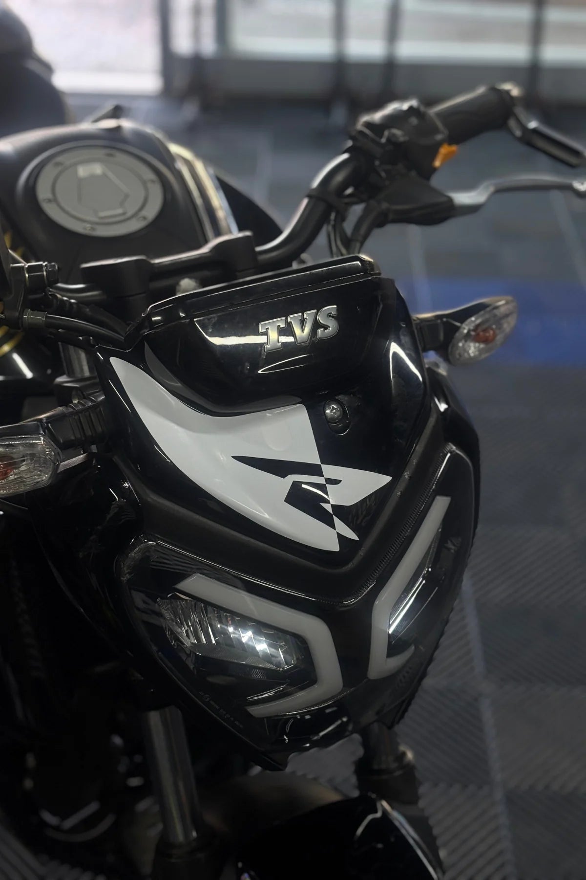 TVS Raider 125 için Beyaz Renk R Logolu Kafa Detay Sticker