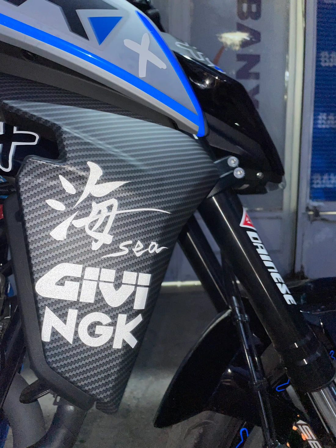 CFMOTO NK250 için Yan Kapak Uyumlu GİVİ Sponsor Sticker Beyaz Renk (1 Adet)