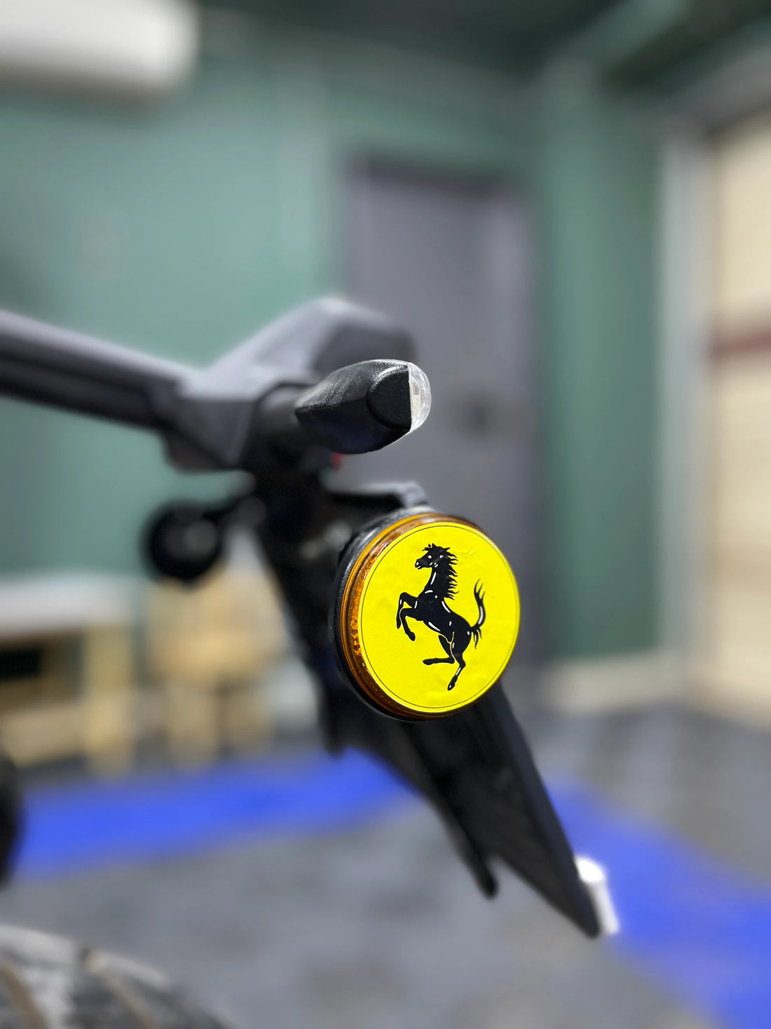 Motosiklet Kedigözü Reflektörü için Sarı At Yuvarlak Sticker (2 Adet)