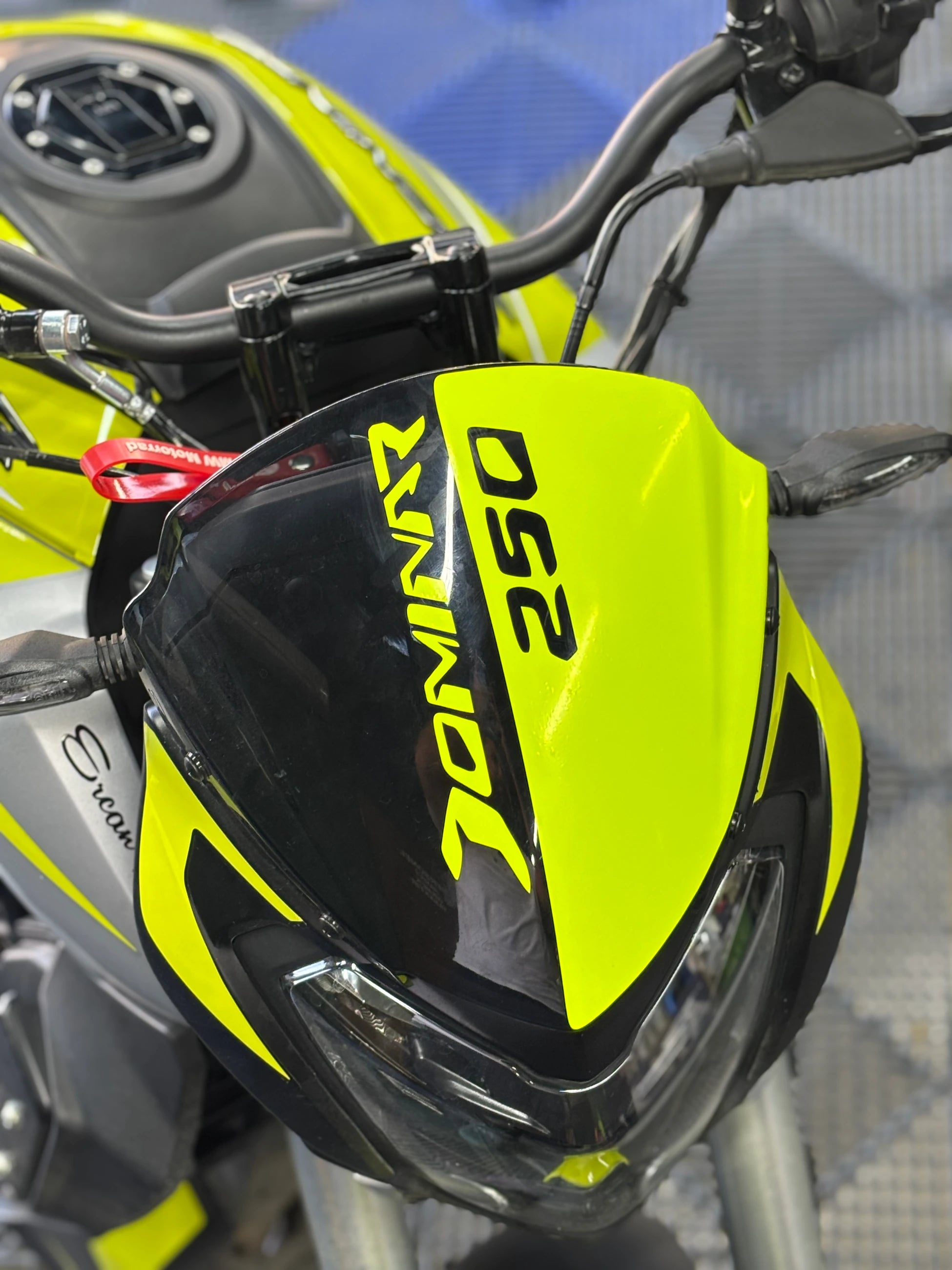 Bajaj Dominar 250 için Neon Sarı Kafa Sticker Etiket