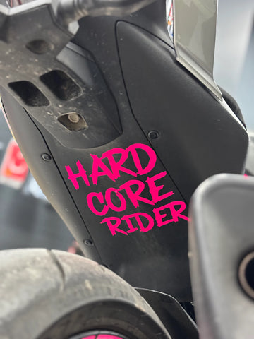 Motosiklet Sele altı ve Depo için Neon Pembe Hardcore Rider Sticker (15CMx12CM)