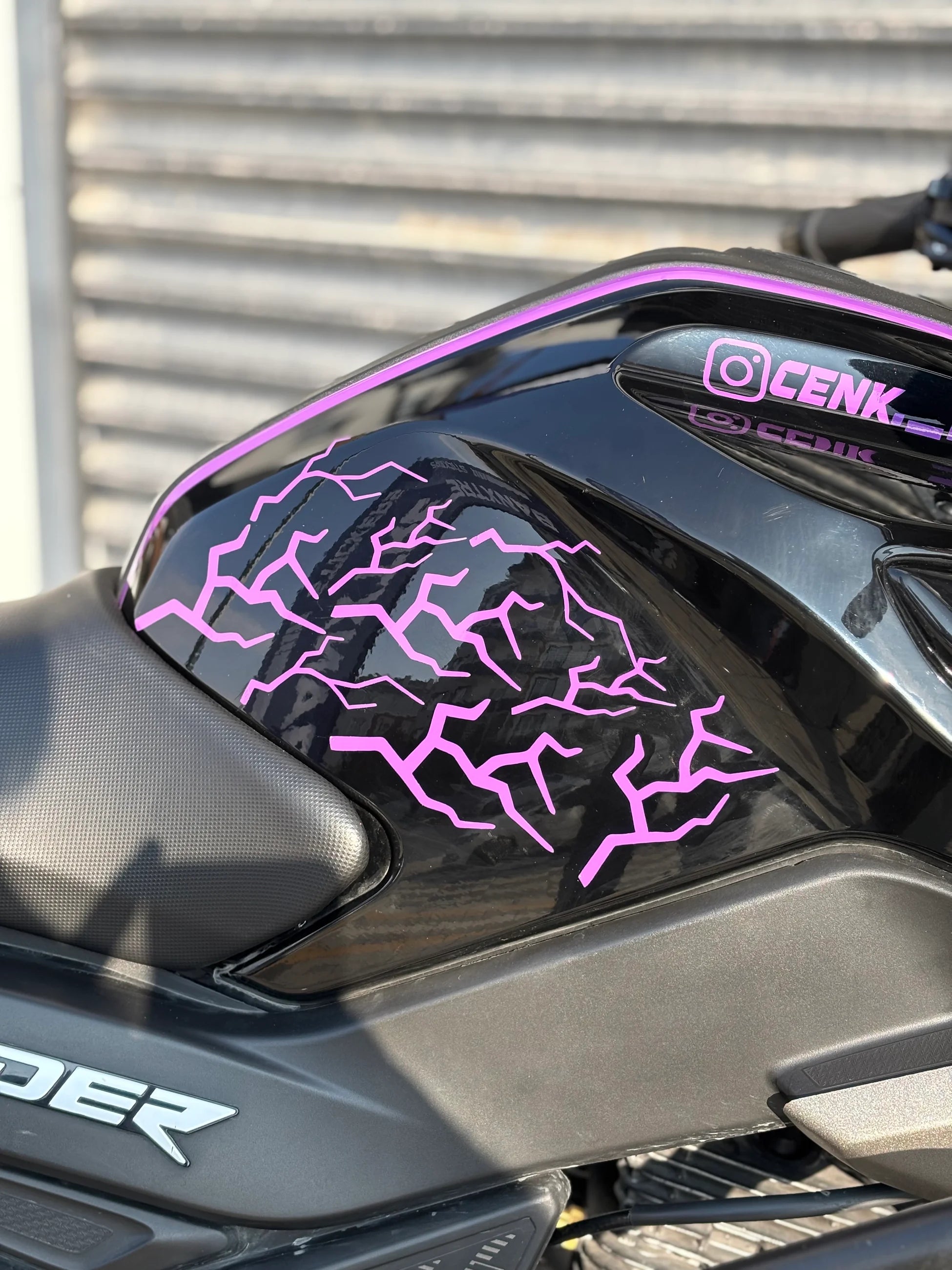 Motosiklet ve Kask için Mor Renk Yıldırım Şimşek Seti (16 Parça)