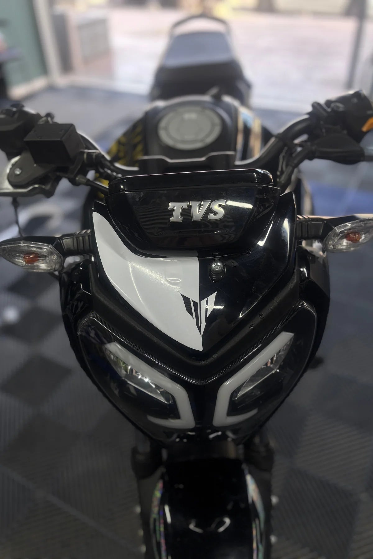 TVS Raider 125 için Beyaz Renk MT Logolu Detay Sticker