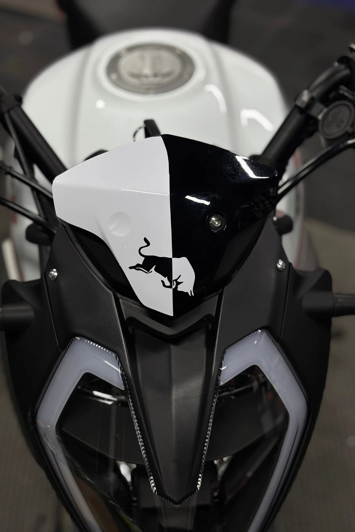 Benelli 125s ve RKS RK125 için Redbull Desenli Beyaz Kafa Detay Sticker