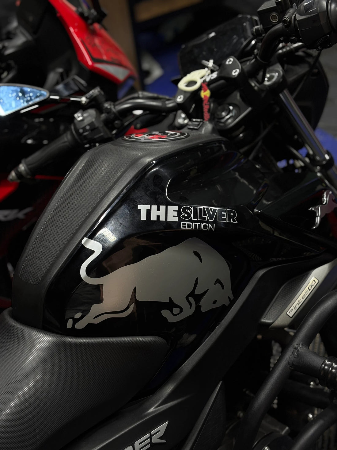 Motosiklet Deposu için Gri Renk Redbull Sticker Seti (4 Parça )(Tek Taraf)