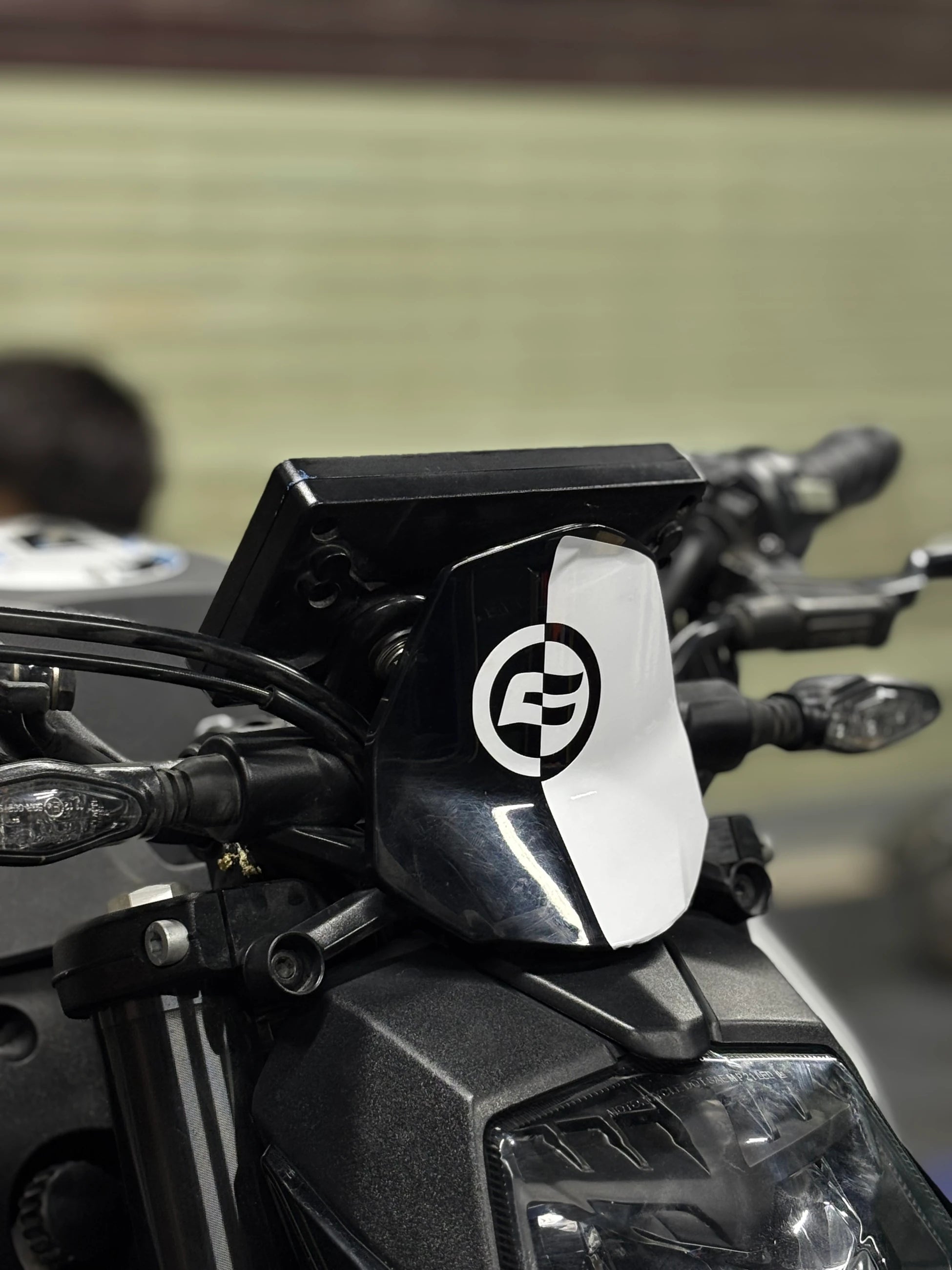CFMOTO NK250 için Beyaz Renk CF Logolu Sticker Etiket