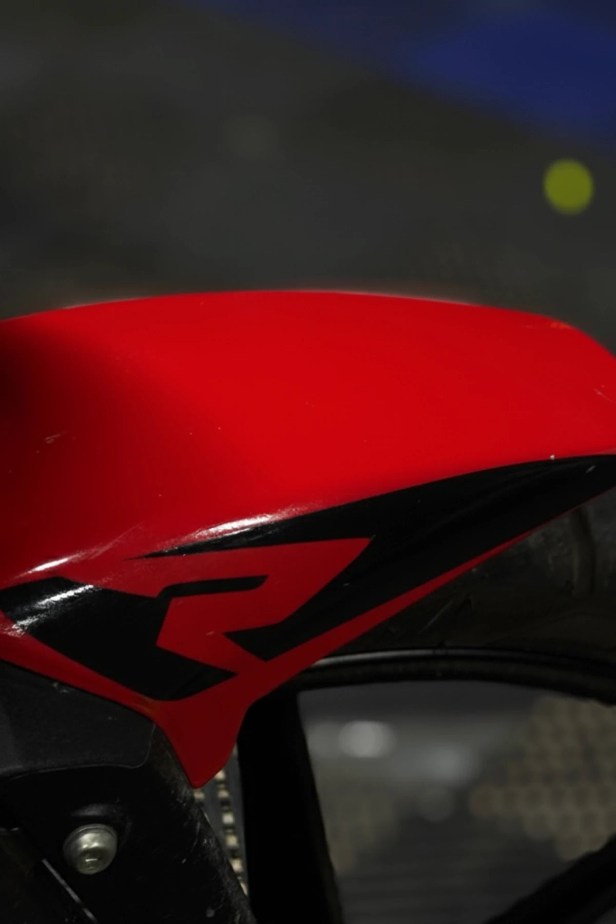 TVS Raider için Çamurluk Kenarları için R Logolu Sticker Etiket (Sağ ve Sol)