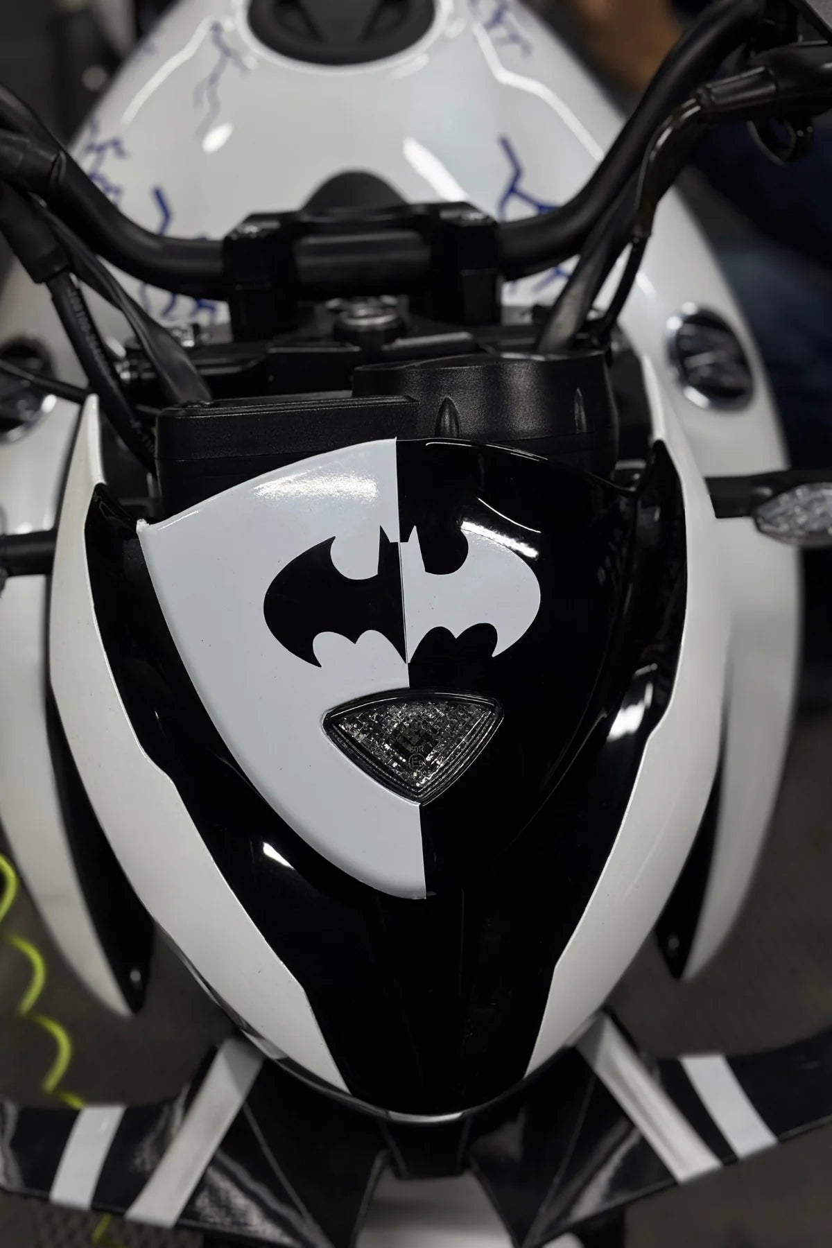 Mondial Drift-L için Beyaz Renk Batman Detaylı Kafa Sticker