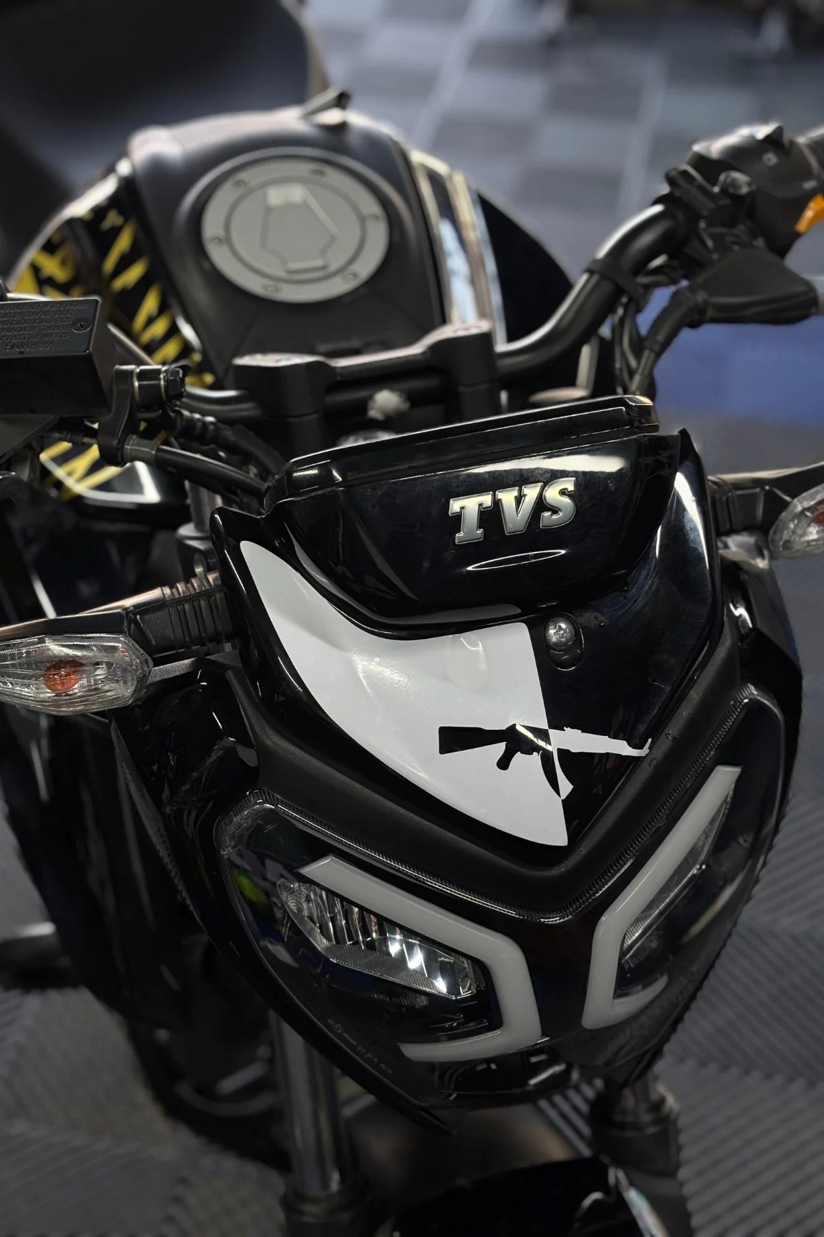 TVS Raider 125 için AK-47 Desenli Kafa Detay Sticker Beyaz Renk