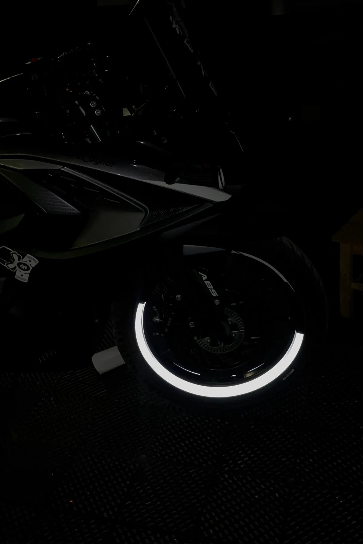 Motosiklet Jantı için 17 Inch Reflektörlü Beyaz Yarım Jant Şeridi Sticker Seti (4 Parça)