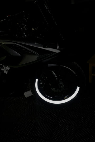 Motosiklet Jantı için 17 Inch Reflektörlü Beyaz Yarım Jant Şeridi Sticker Seti (4 Parça)