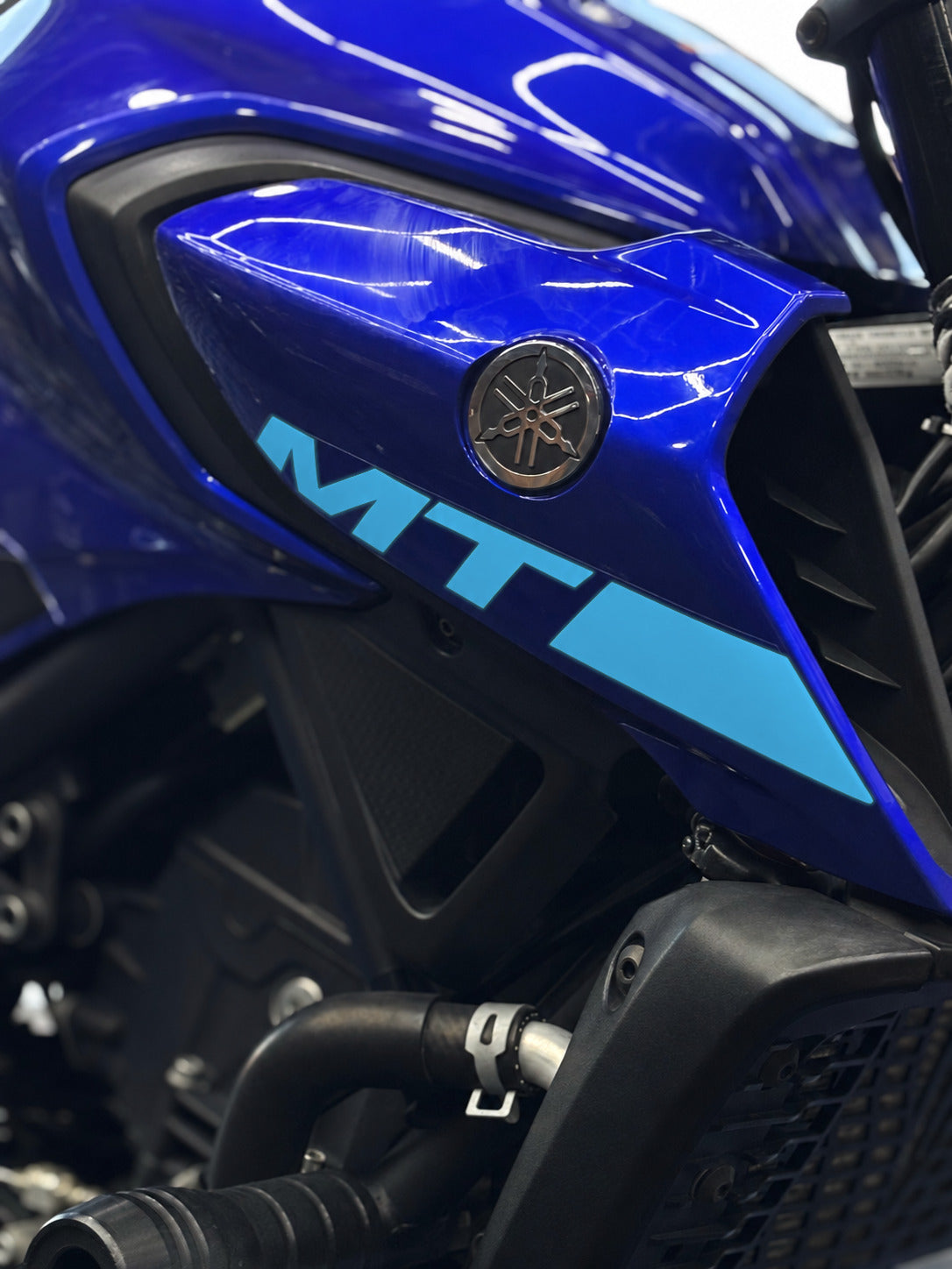 Yamaha MT-25 için Orijinal MT-25 Yazıları Sticker Seti Sağ ve Sol (Orijinallerin Üzerini Kapatır)