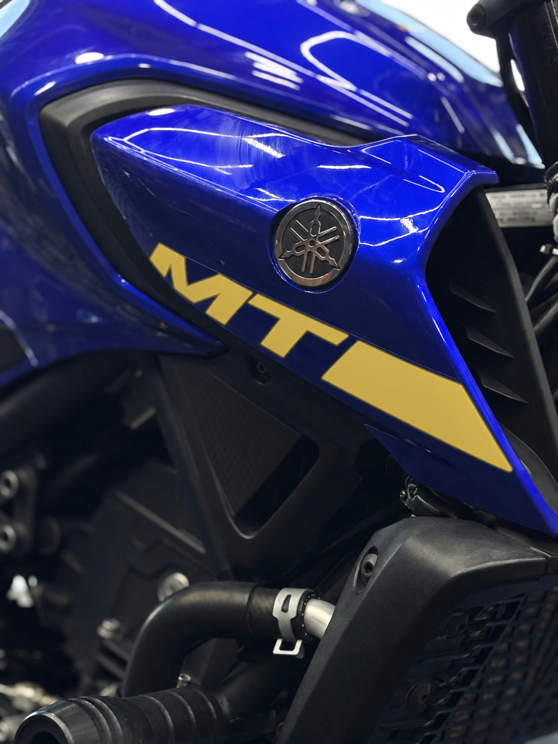 Yamaha MT-25 için Orijinal MT-25 Yazıları Sticker Seti Sağ ve Sol (Orijinallerin Üzerini Kapatır)