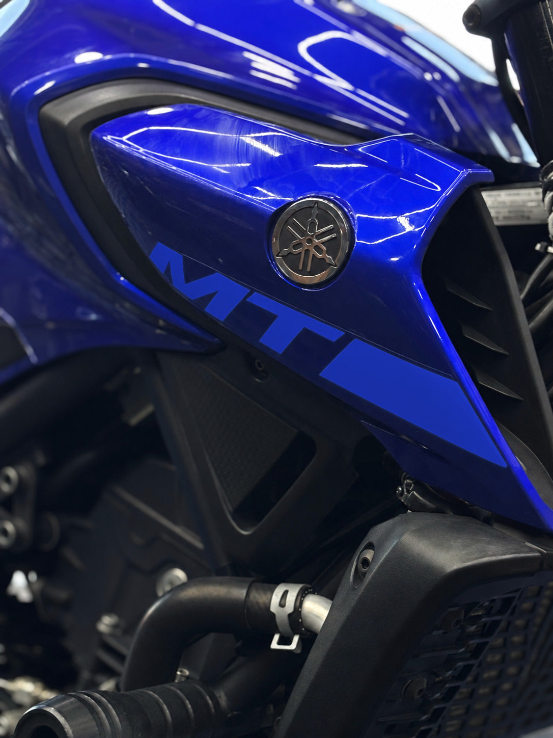 Yamaha MT-25 için Orijinal MT-25 Yazıları Sticker Seti Sağ ve Sol (Orijinallerin Üzerini Kapatır)