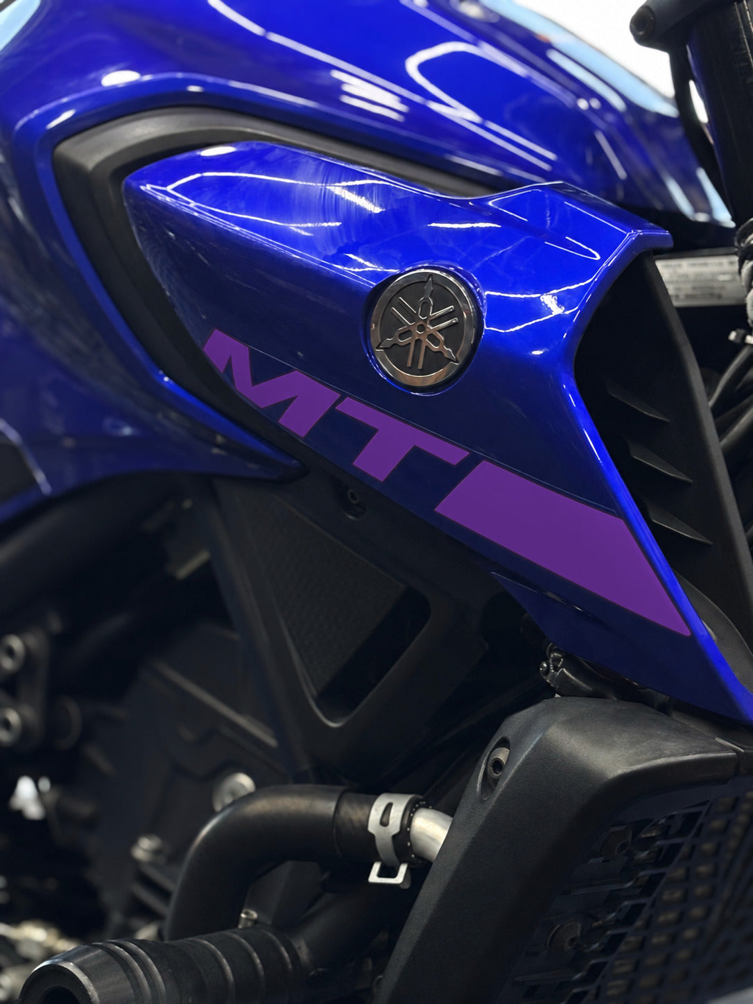 Yamaha MT-25 için Orijinal MT-25 Yazıları Sticker Seti Sağ ve Sol (Orijinallerin Üzerini Kapatır)