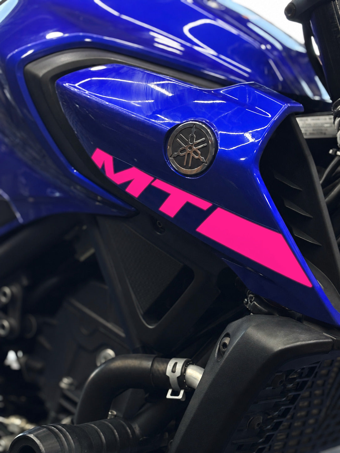 Yamaha MT-25 için Orijinal MT-25 Yazıları Sticker Seti Sağ ve Sol (Orijinallerin Üzerini Kapatır)