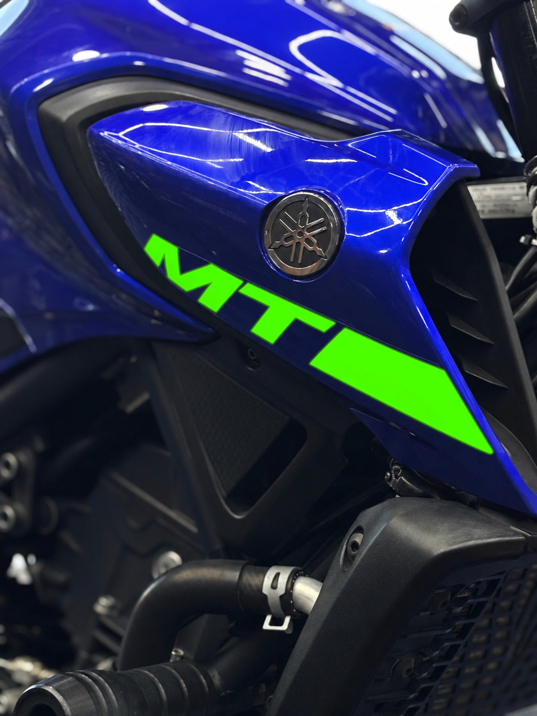 Yamaha MT-25 için Orijinal MT-25 Yazıları Sticker Seti Sağ ve Sol (Orijinallerin Üzerini Kapatır)