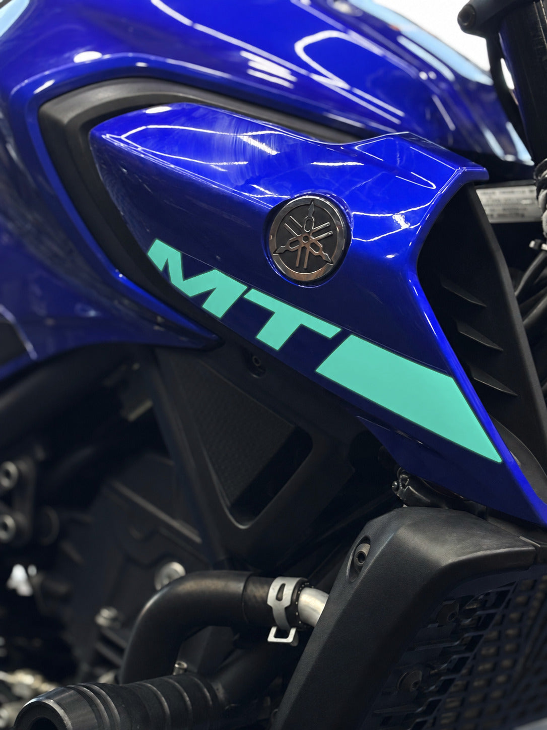 Yamaha MT-25 için Orijinal MT-25 Yazıları Sticker Seti Sağ ve Sol (Orijinallerin Üzerini Kapatır)
