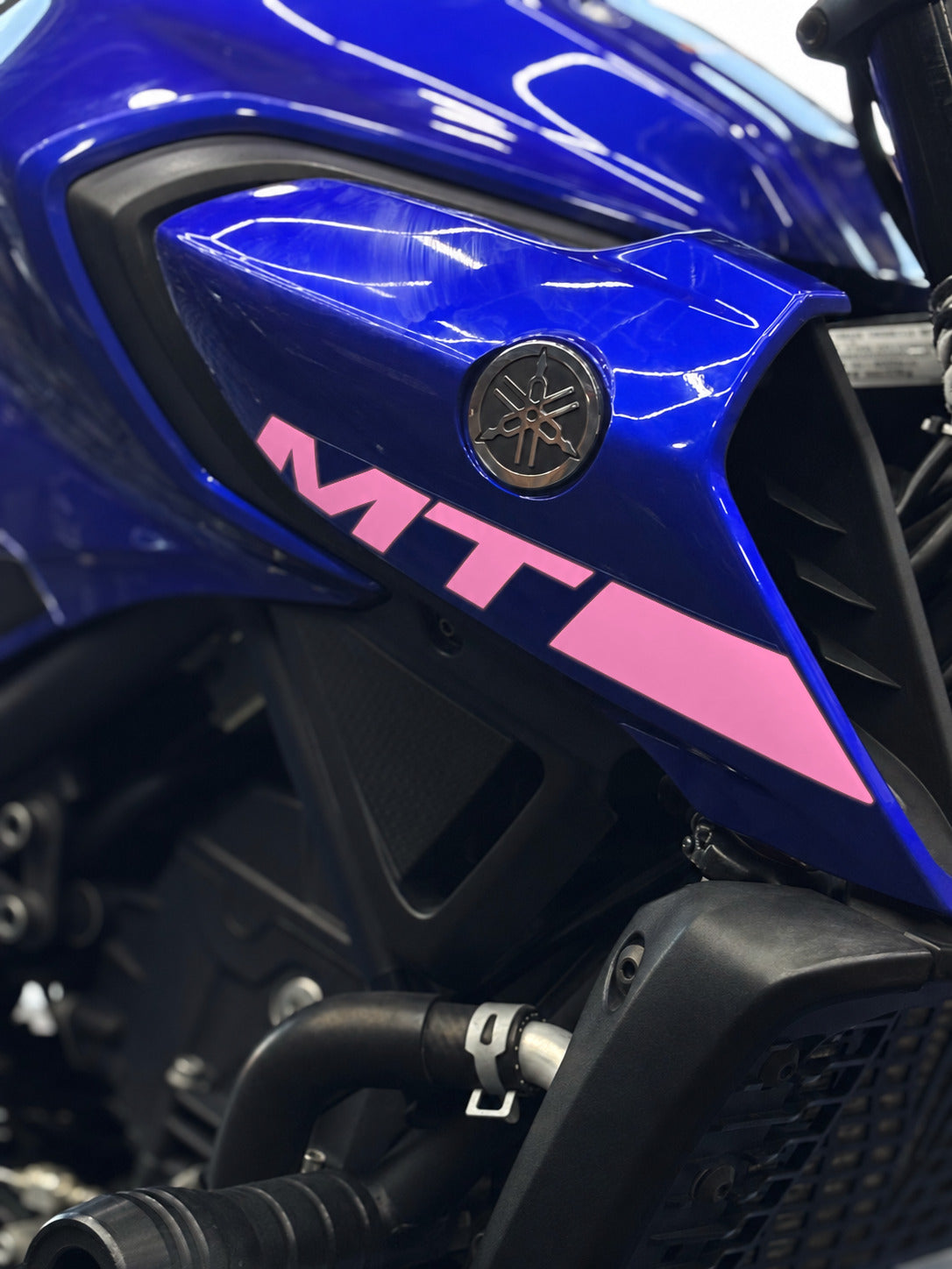 Yamaha MT-25 için Orijinal MT-25 Yazıları Sticker Seti Sağ ve Sol (Orijinallerin Üzerini Kapatır)